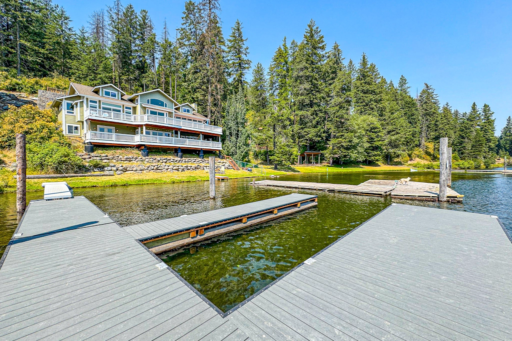 Lake Coeur d'Alene Dock Home—4BR, Firepit
