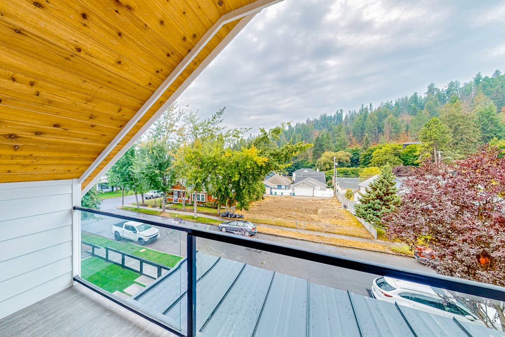 Welcome to your luxurious Coeur d'Alene retreat! This spacious house offers a perfect blend of comfort and style, ideal for families. Located near downtown, you'll have easy access to shops, restaurants, and beautiful beaches. There's plenty of room for everyone to unwind and make lasting memories.