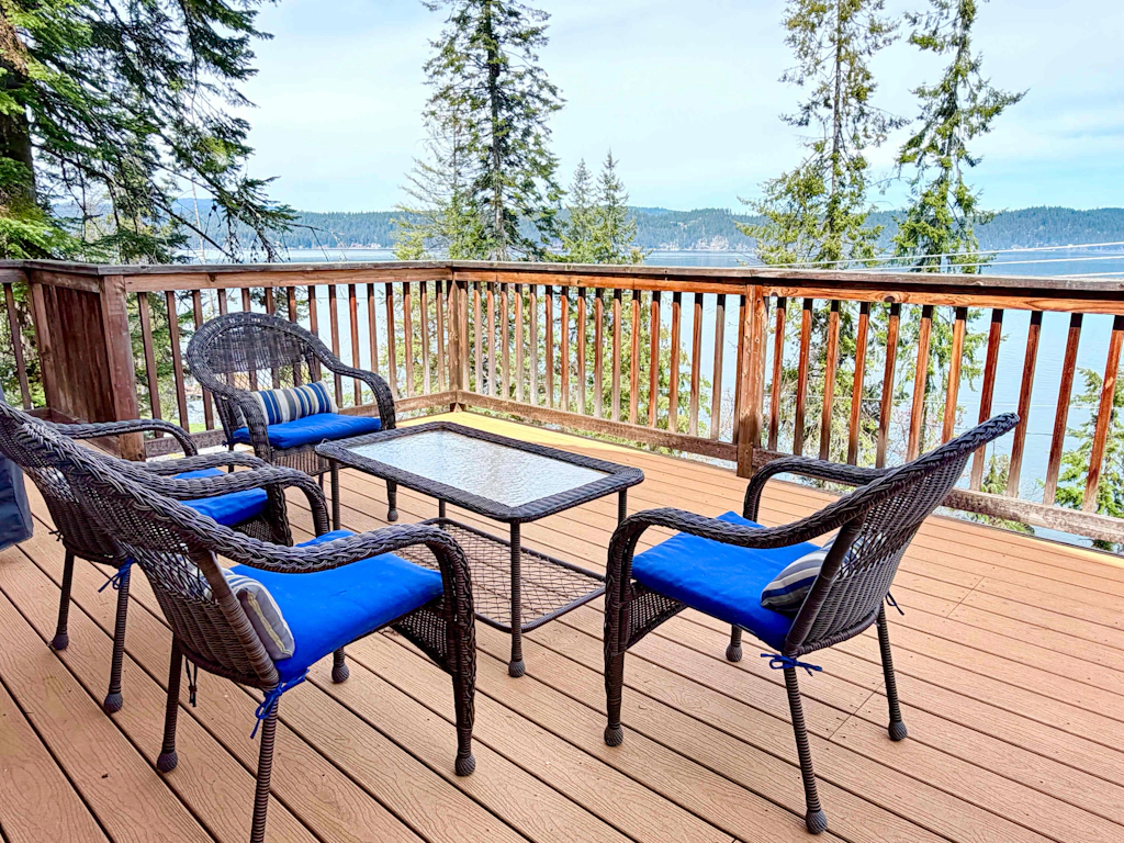 Large Group Lake View Home • 4BR/3BA • Deck