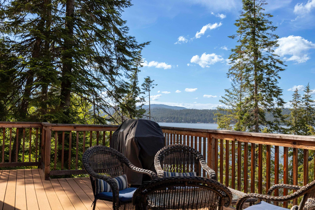 4BR Lake View Home, Sleeps 12, Dog Friendly