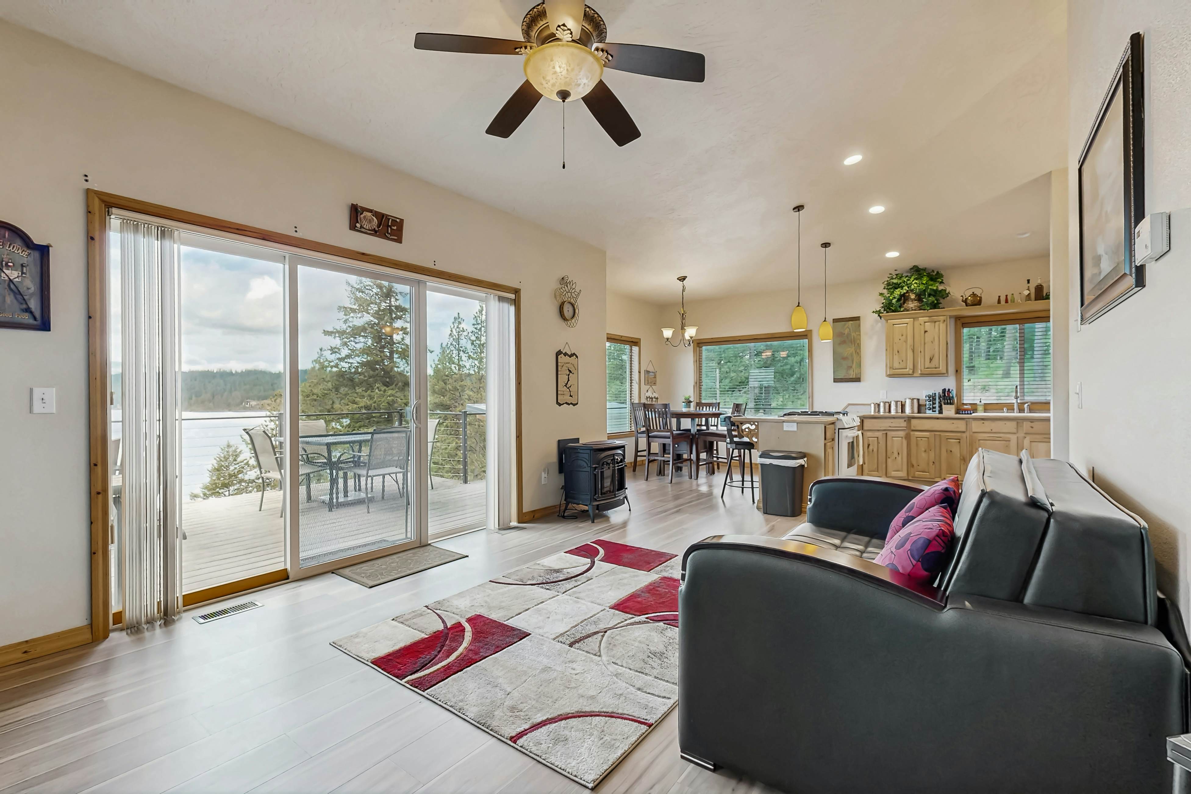 Scenic Lakefront Retreat