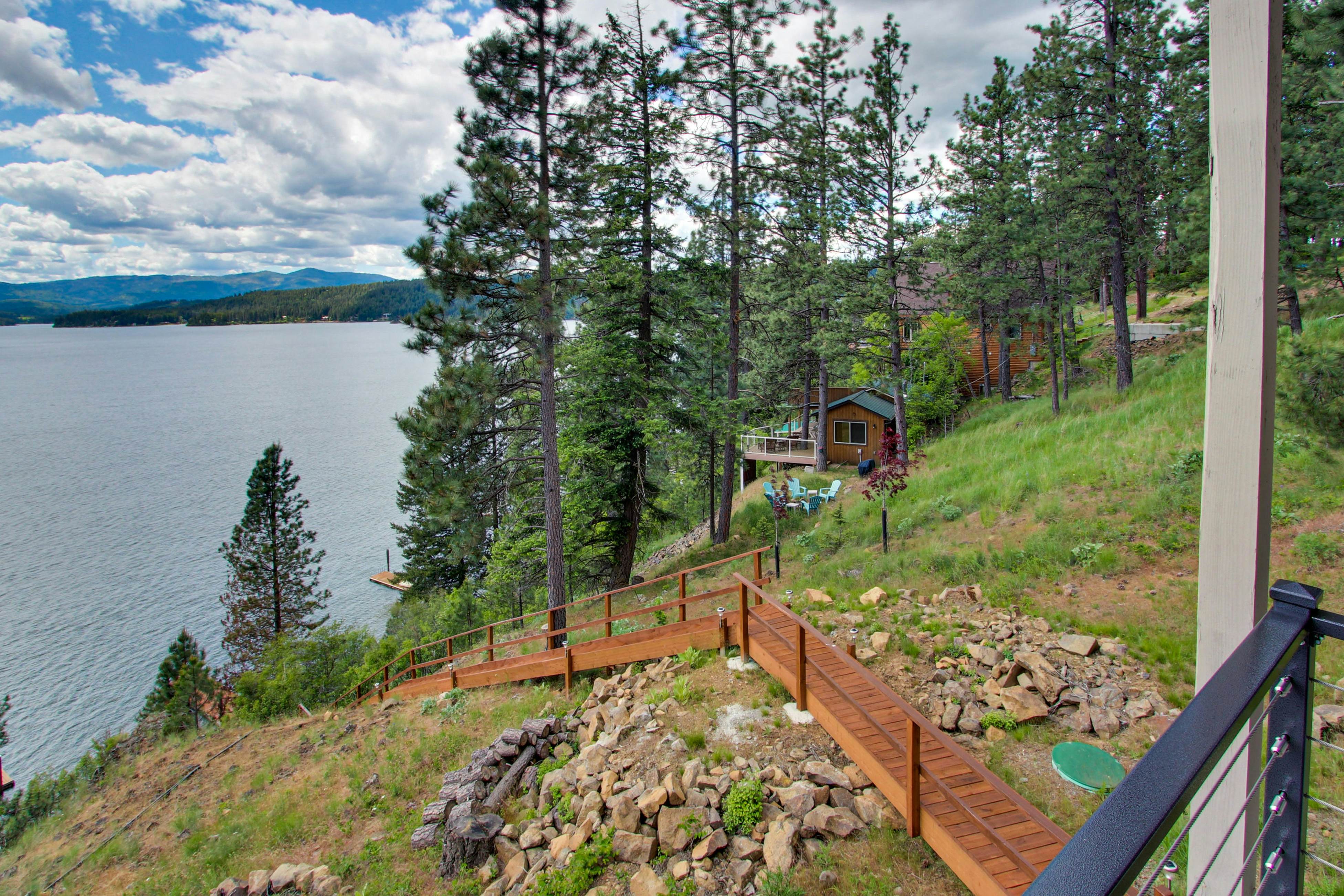 Scenic Lakefront Retreat