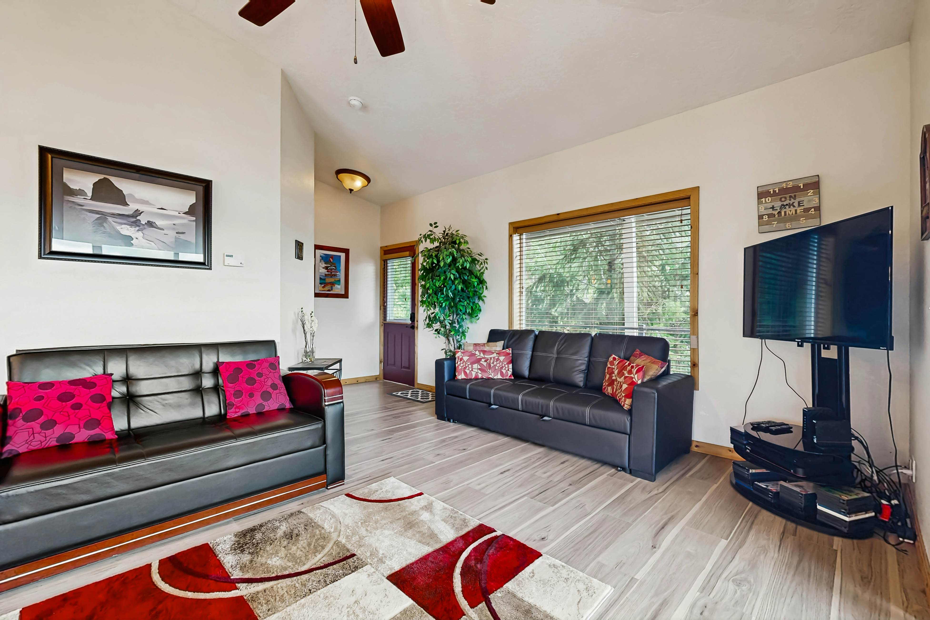 Scenic Lakefront Retreat