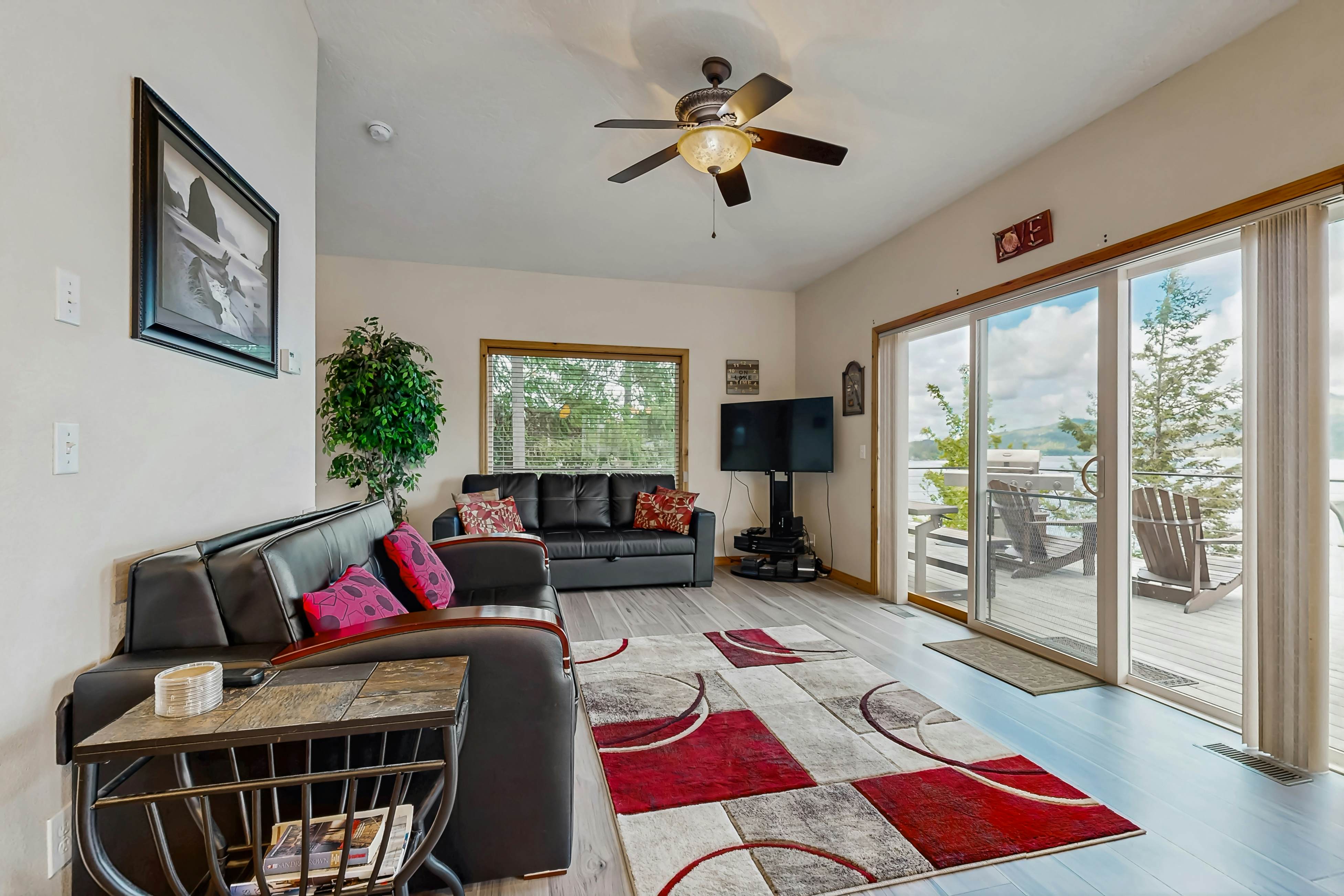 Scenic Lakefront Retreat