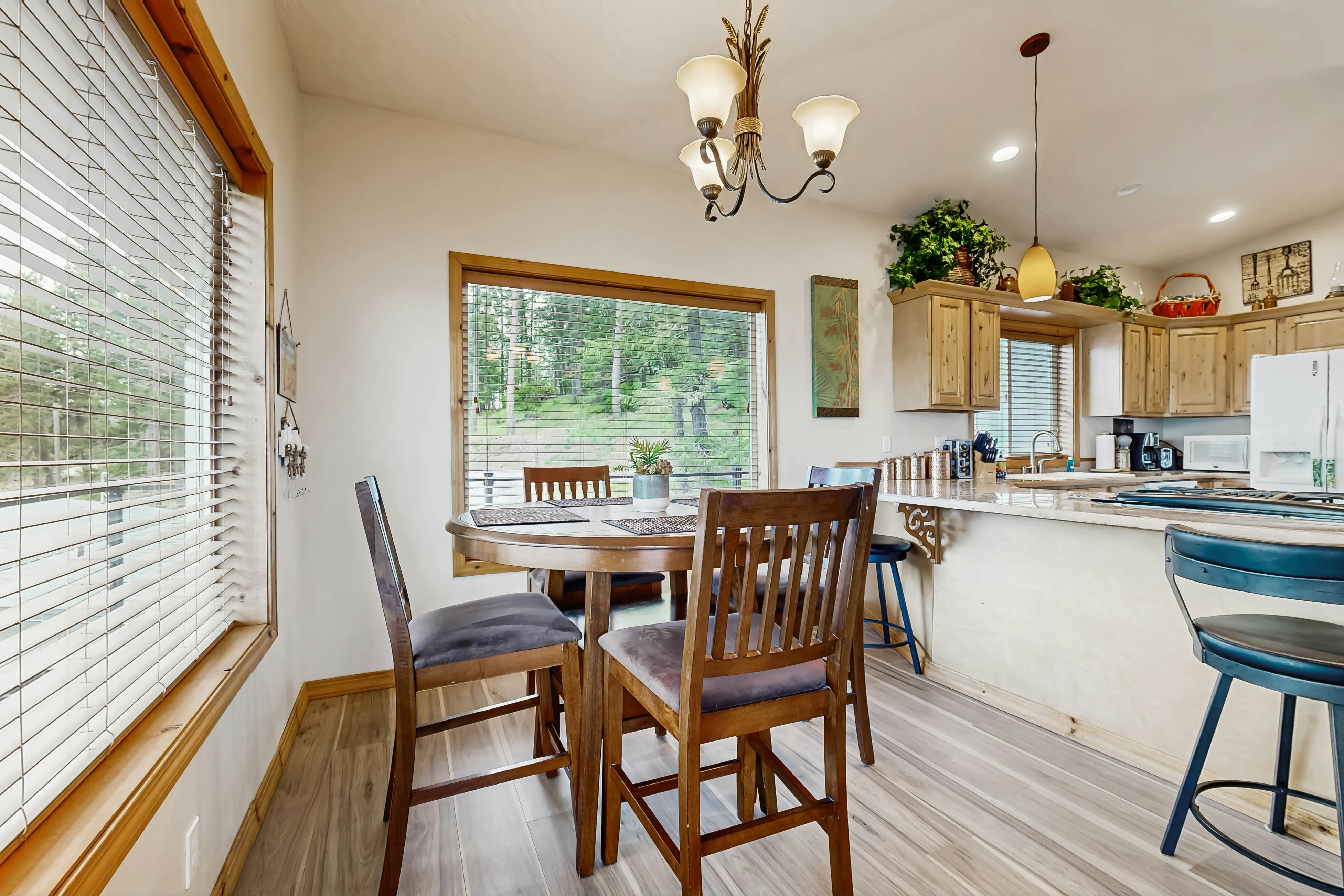 Scenic Lakefront Retreat