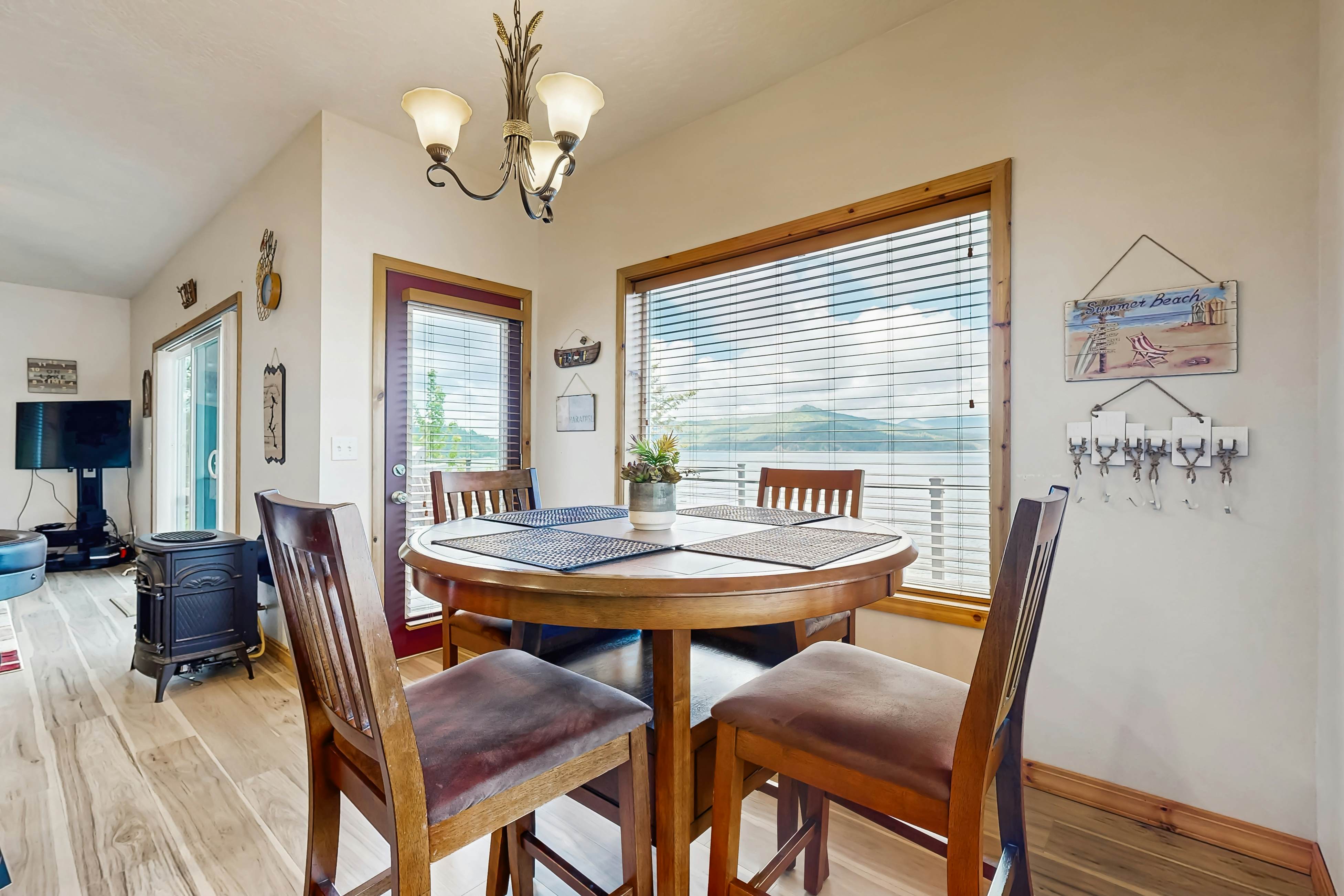 Scenic Lakefront Retreat