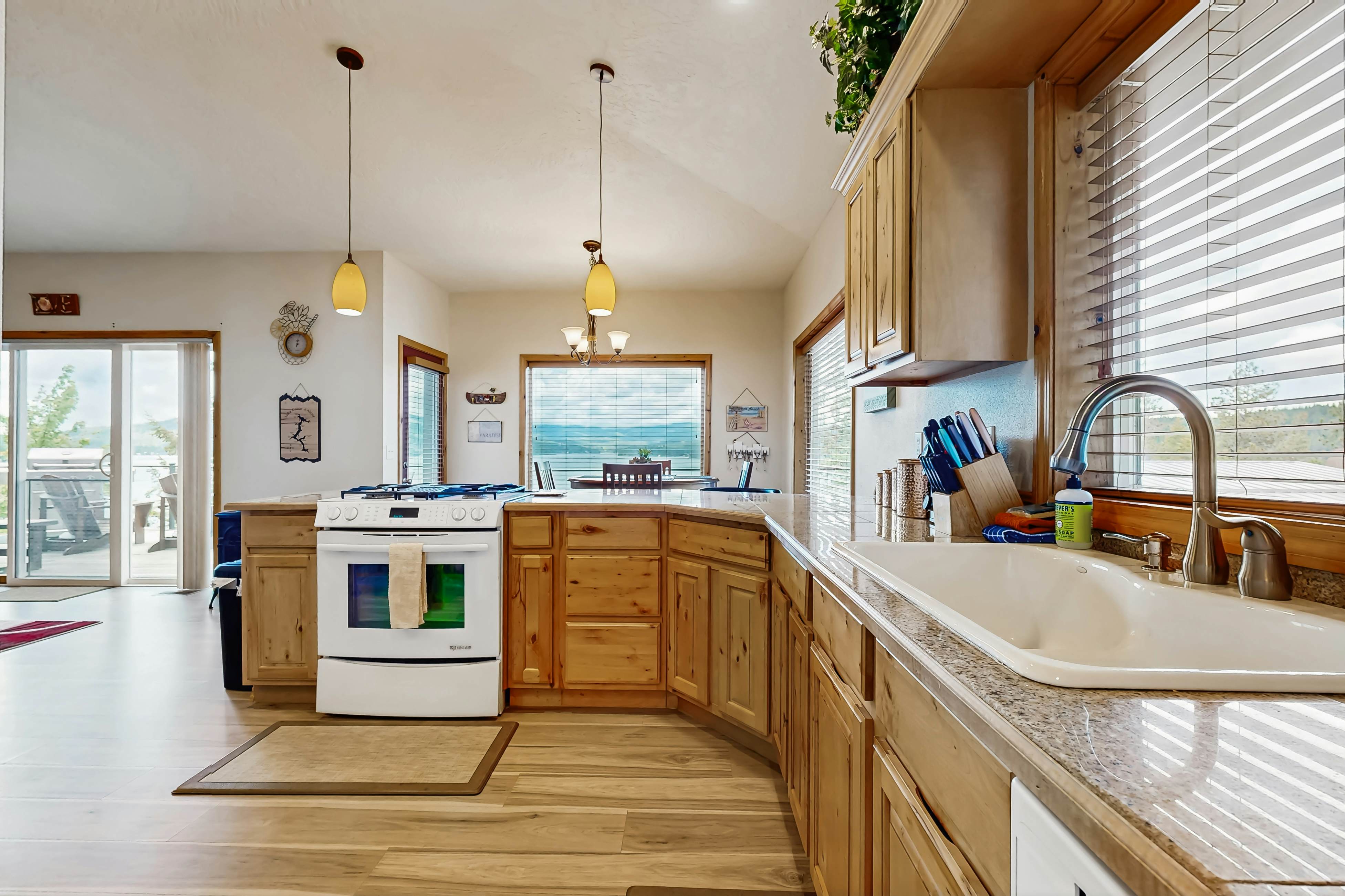 Scenic Lakefront Retreat