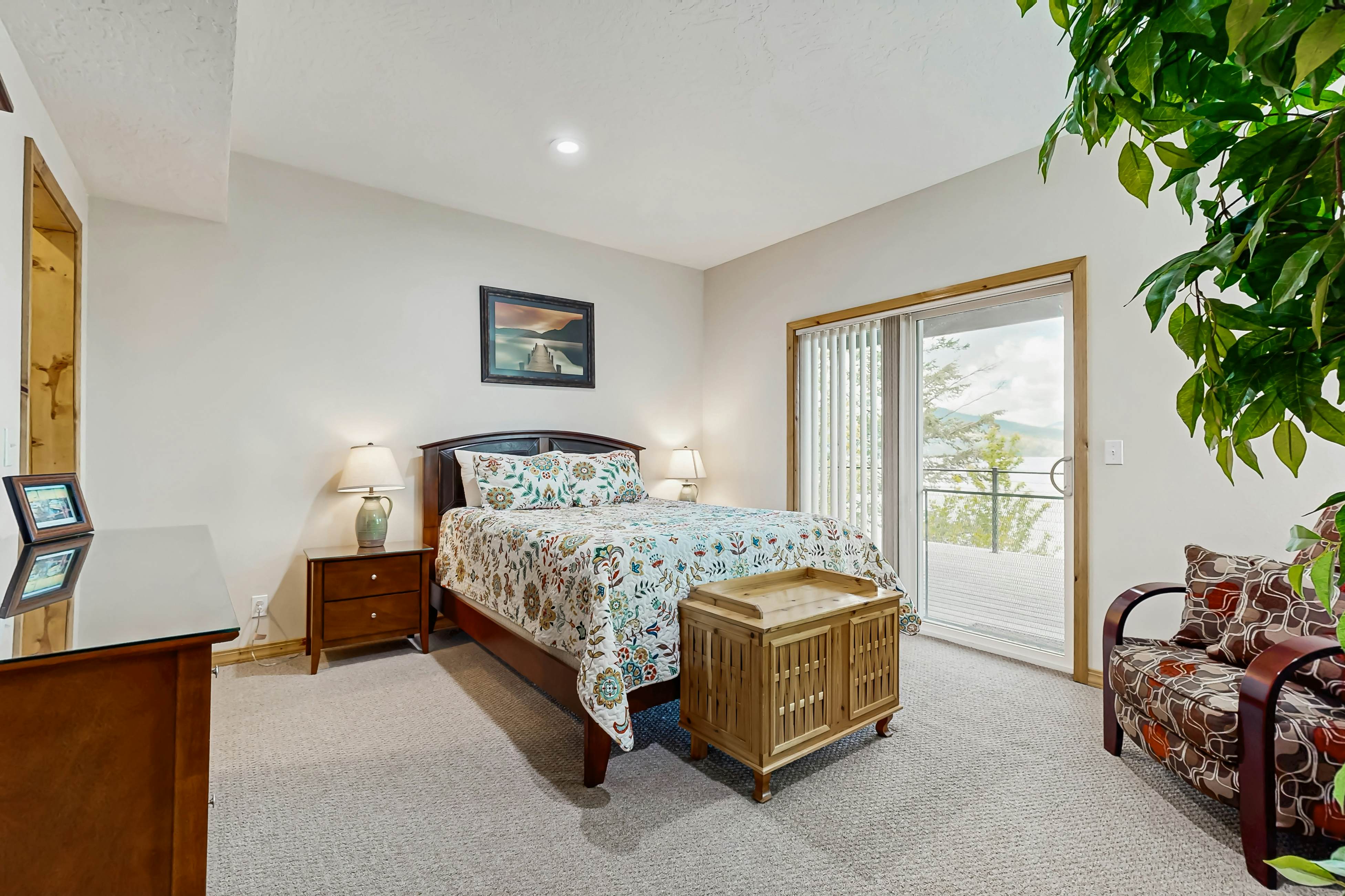 Scenic Lakefront Retreat