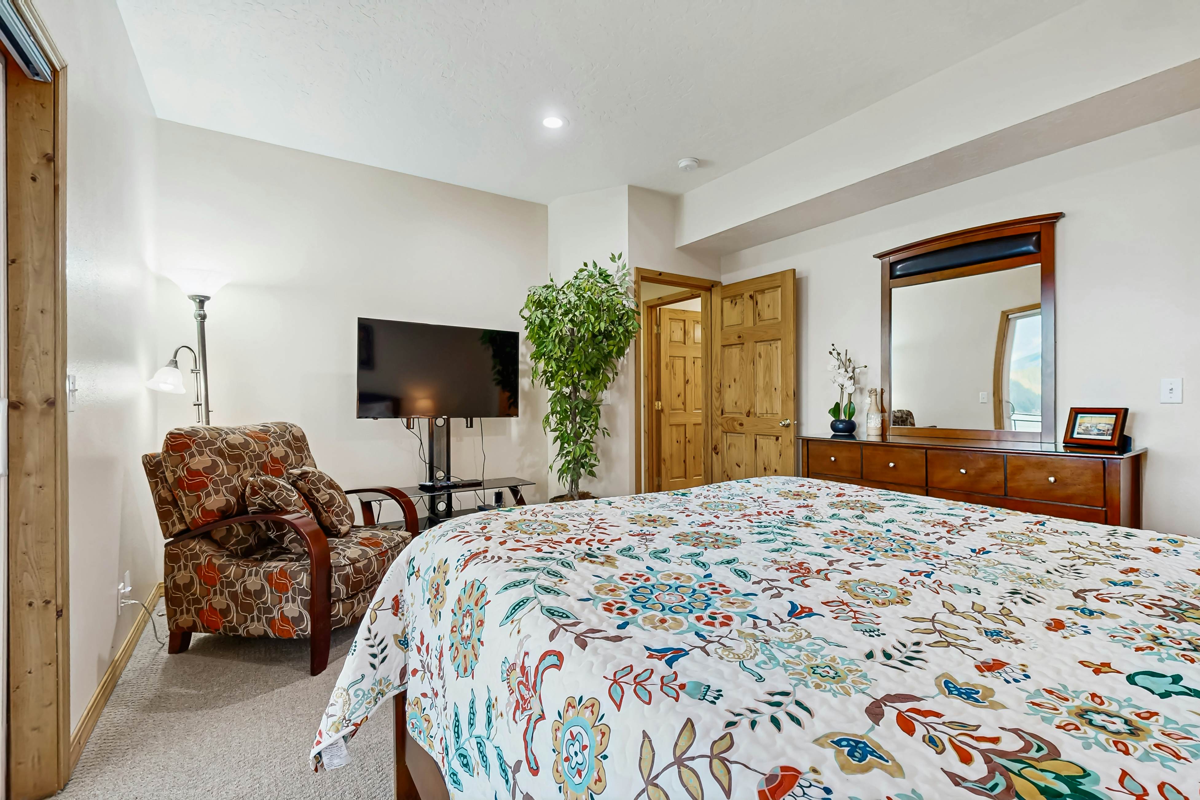 Scenic Lakefront Retreat