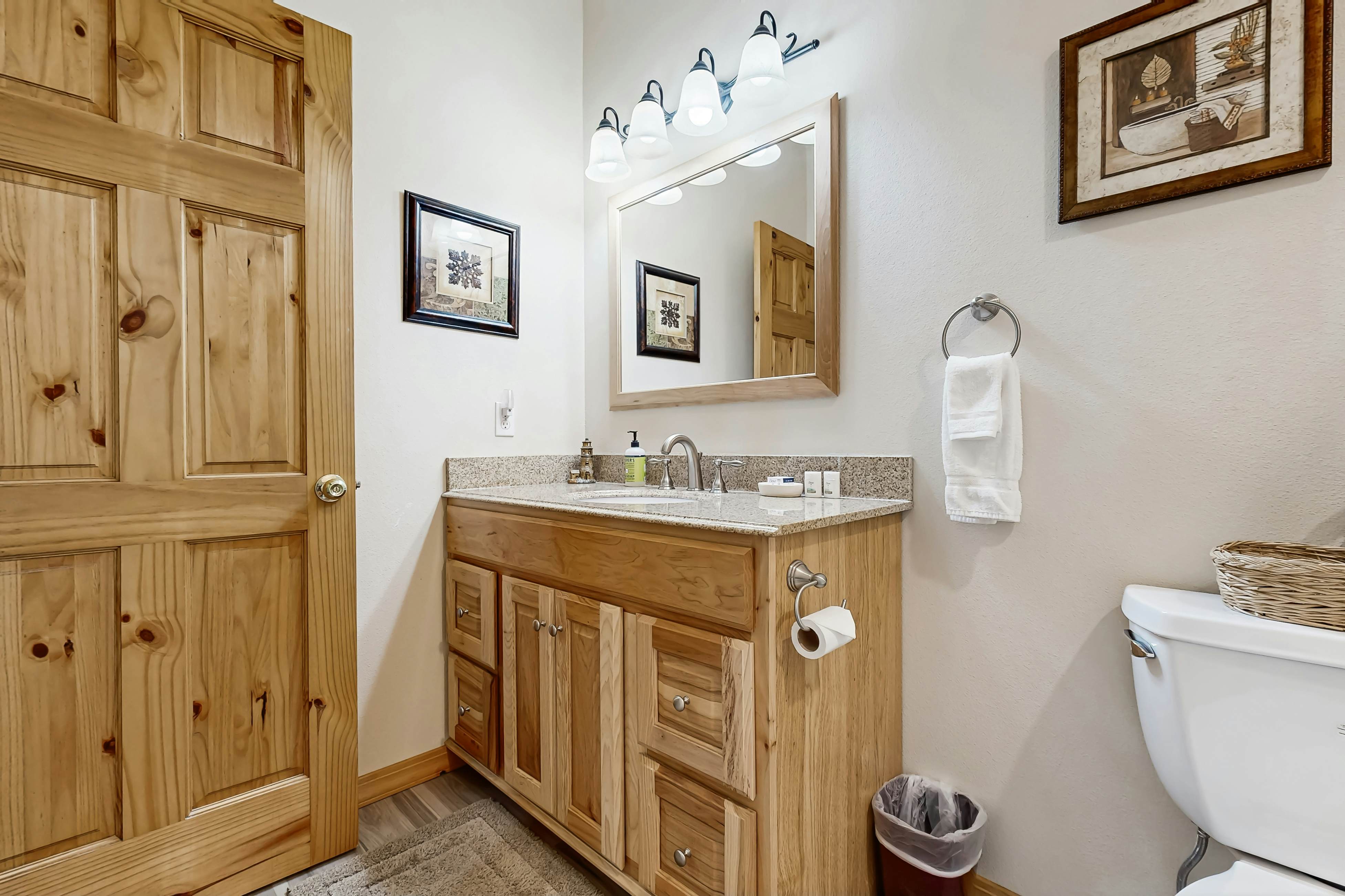 Scenic Lakefront Retreat