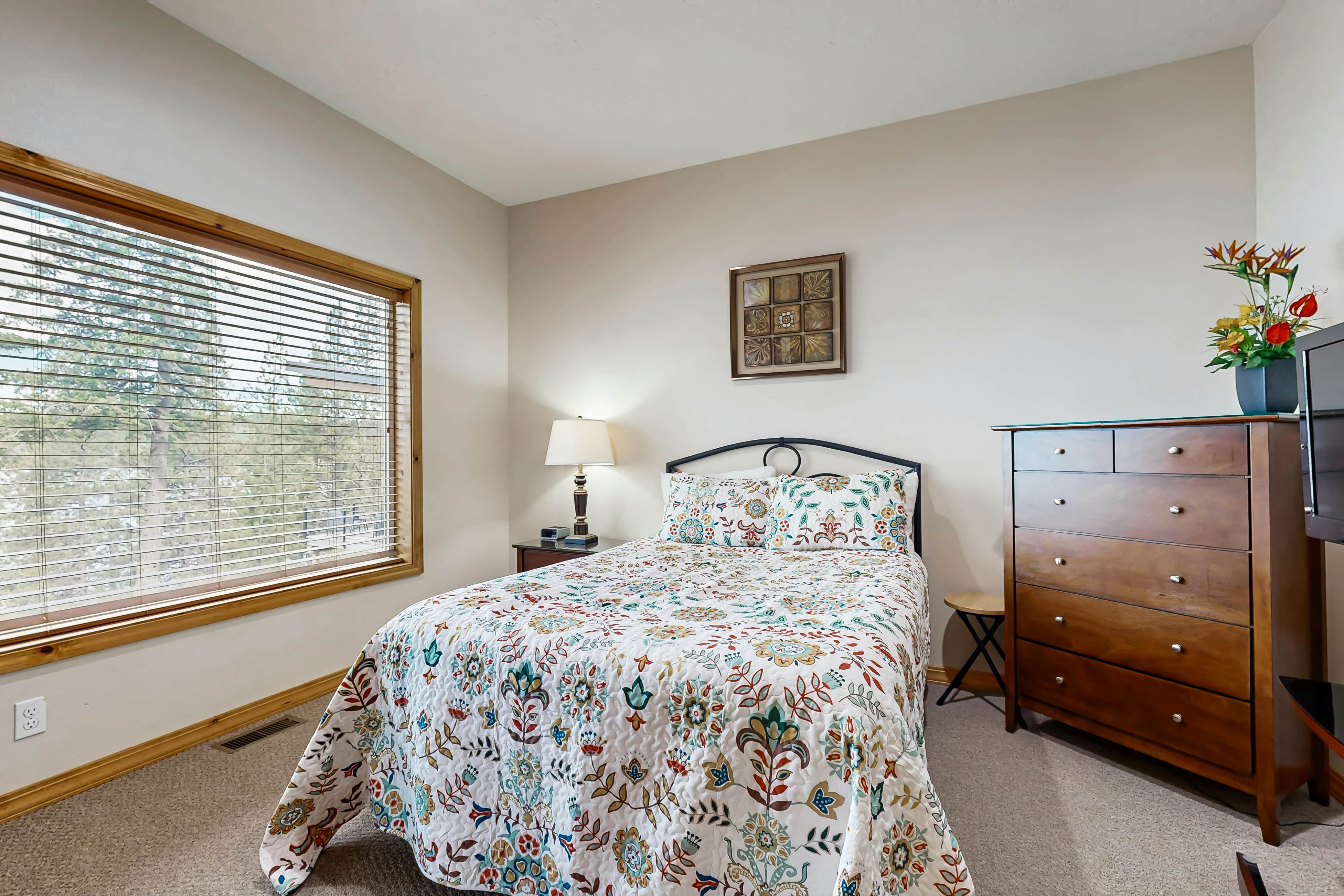 Scenic Lakefront Retreat