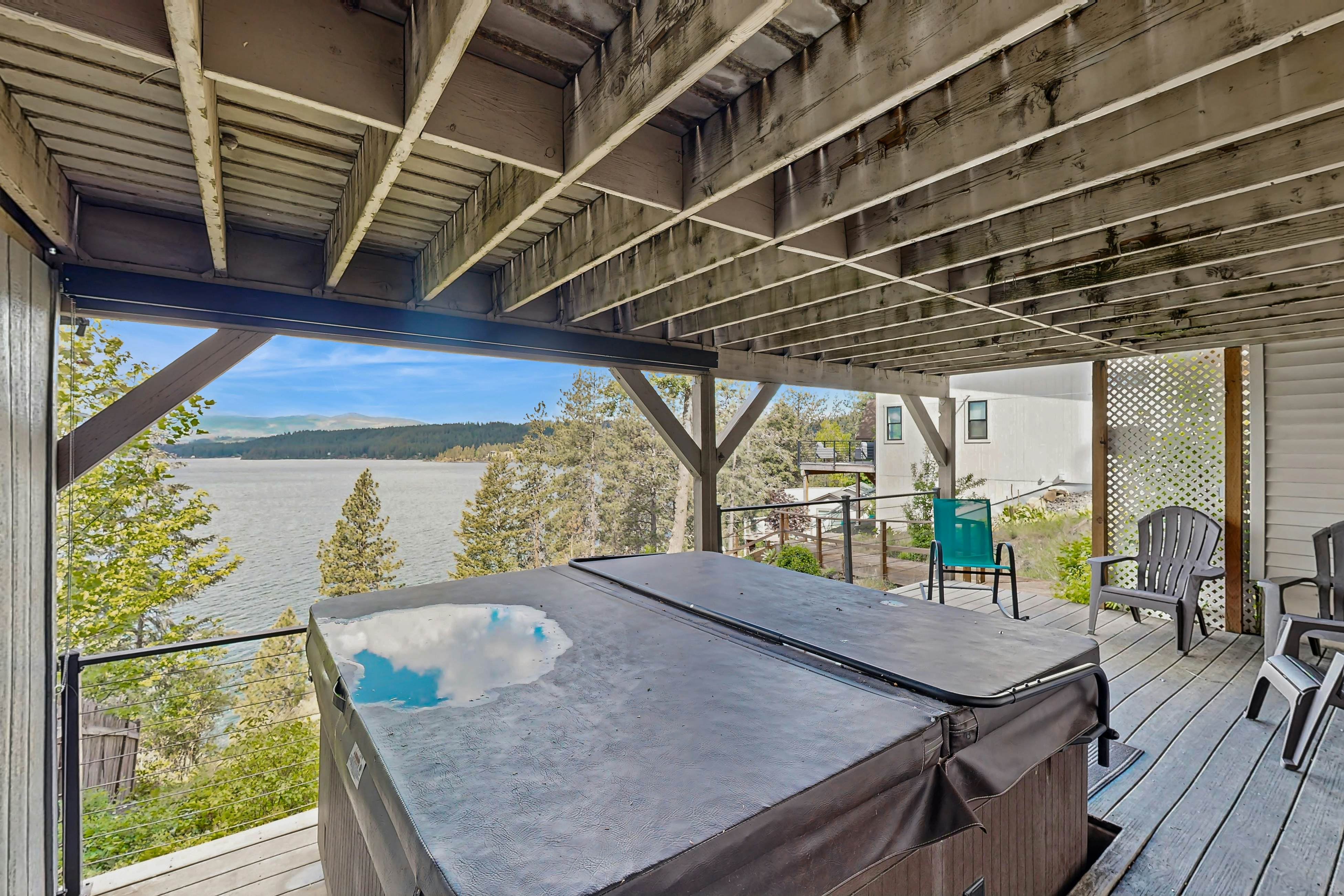 Scenic Lakefront Retreat