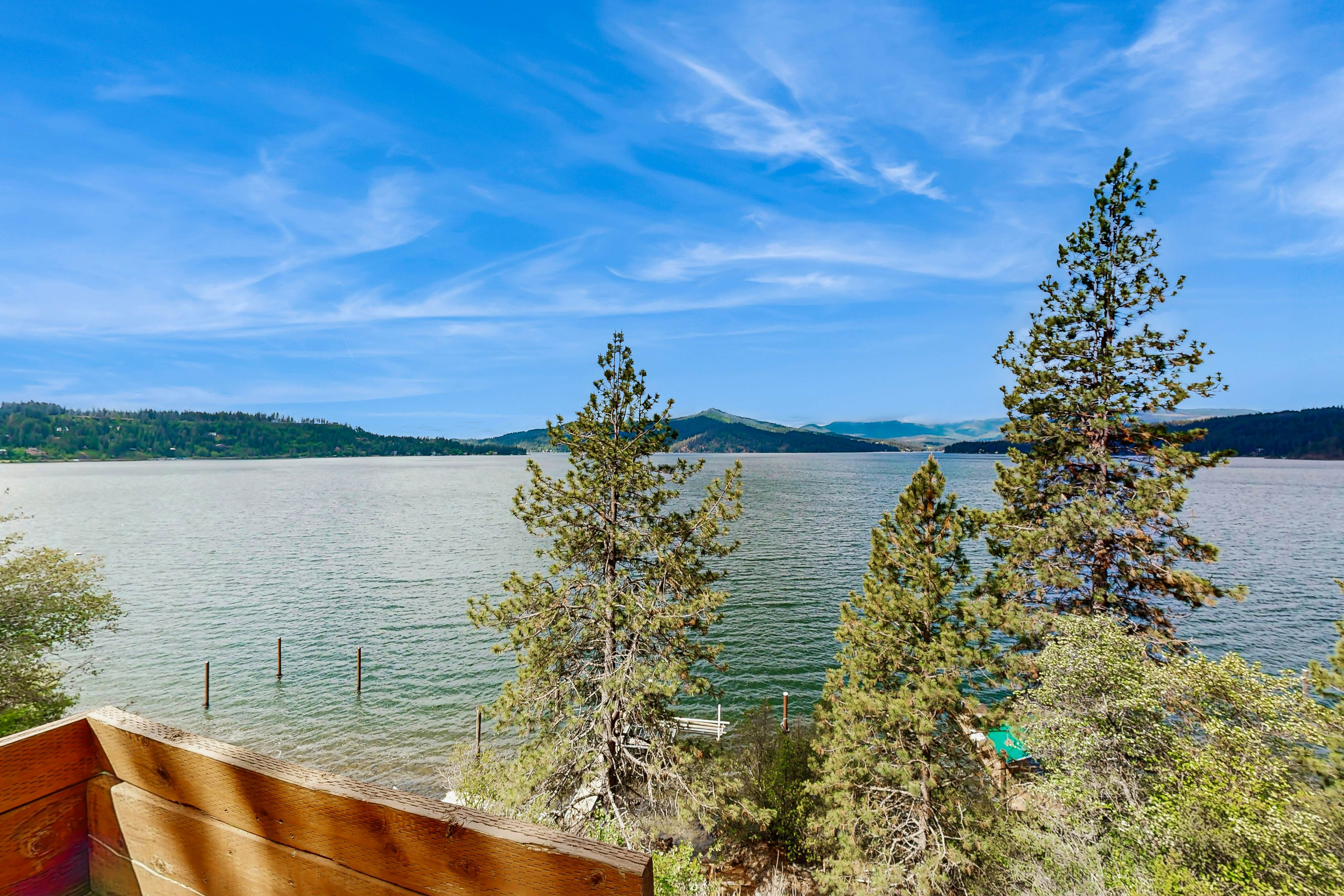 Scenic Lakefront Retreat