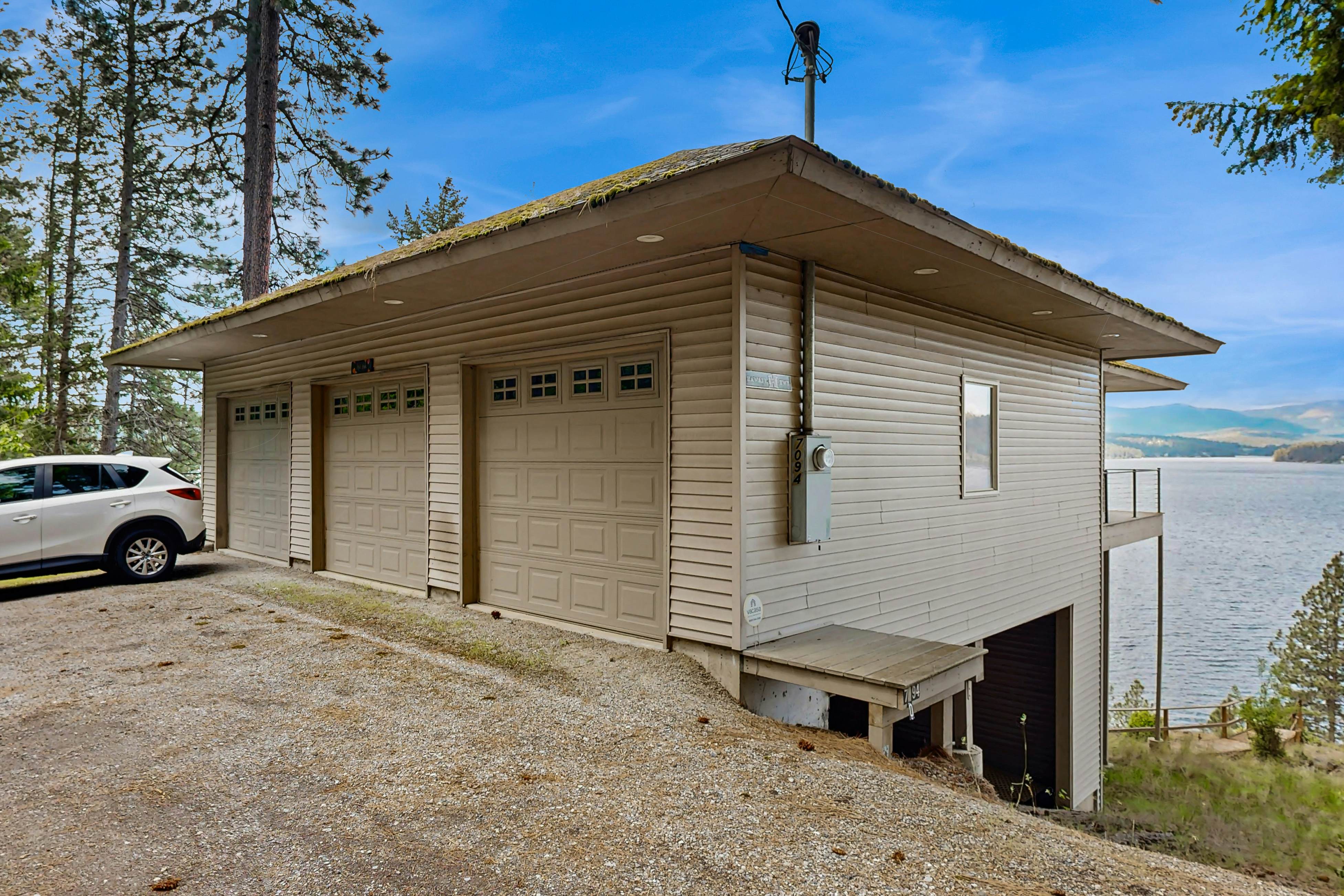 Scenic Lakefront Retreat