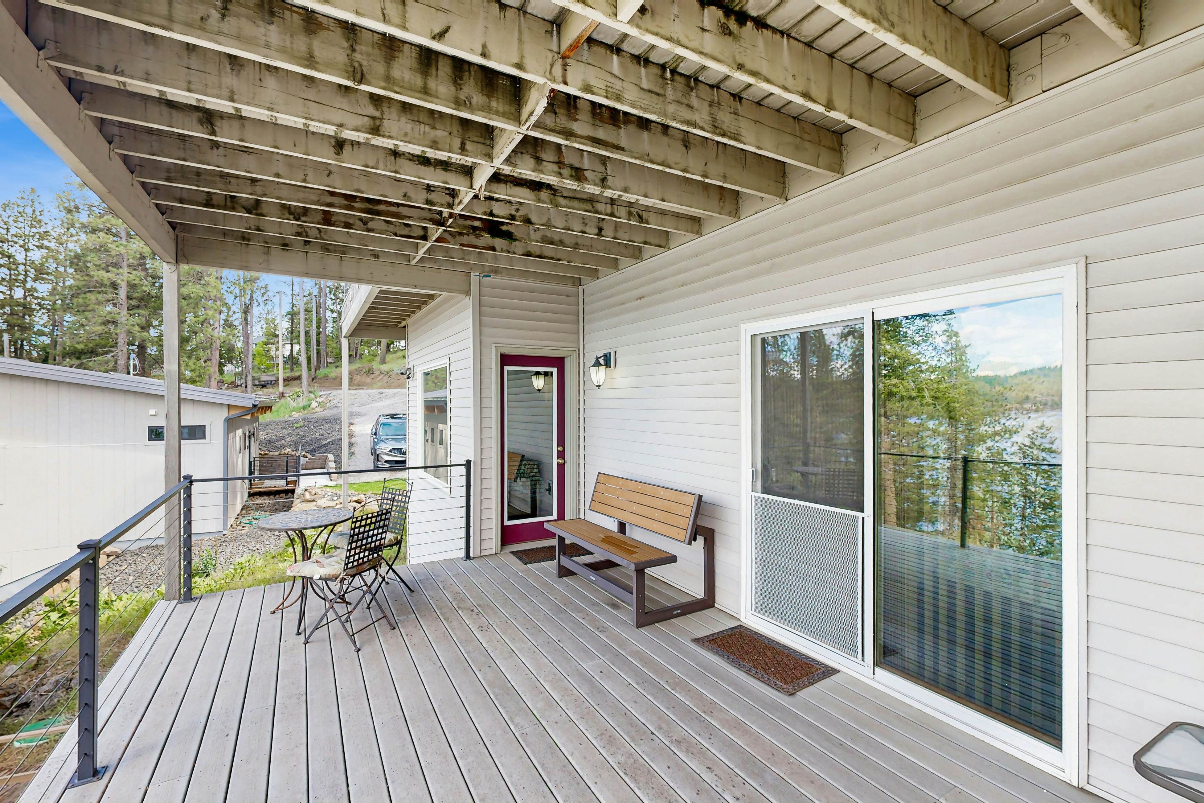 Scenic Lakefront Retreat