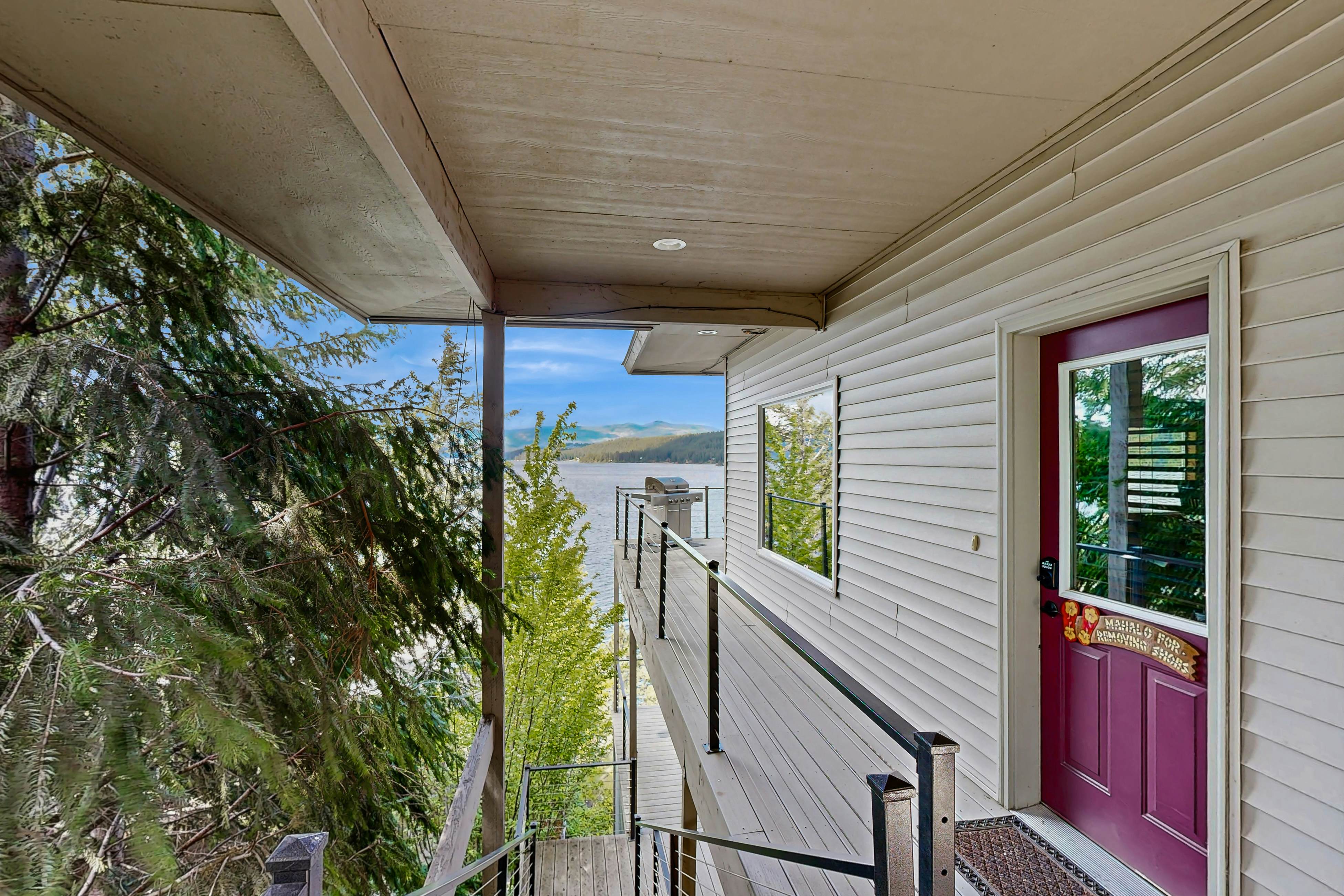 Scenic Lakefront Retreat