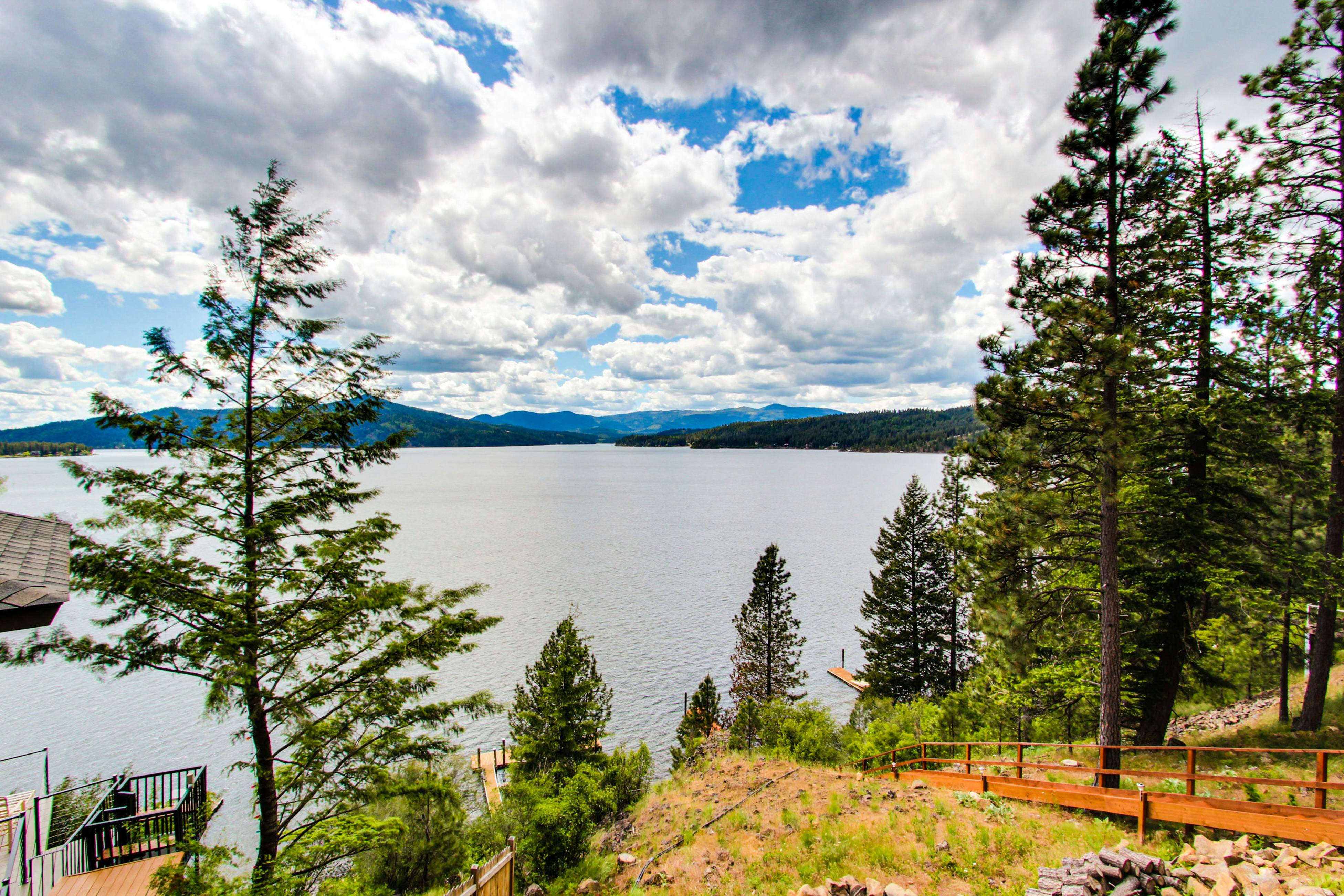 Scenic Lakefront Retreat