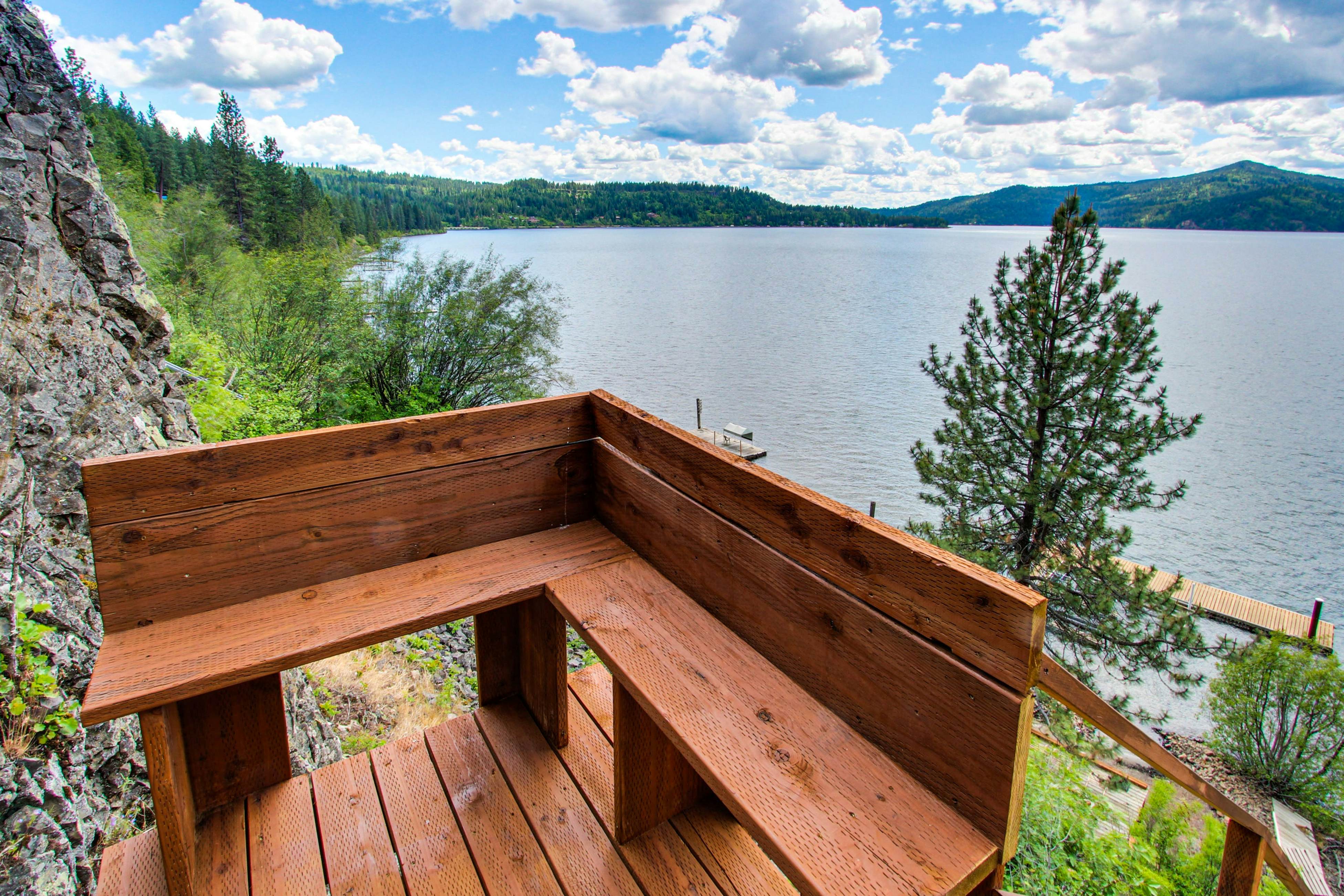 Scenic Lakefront Retreat