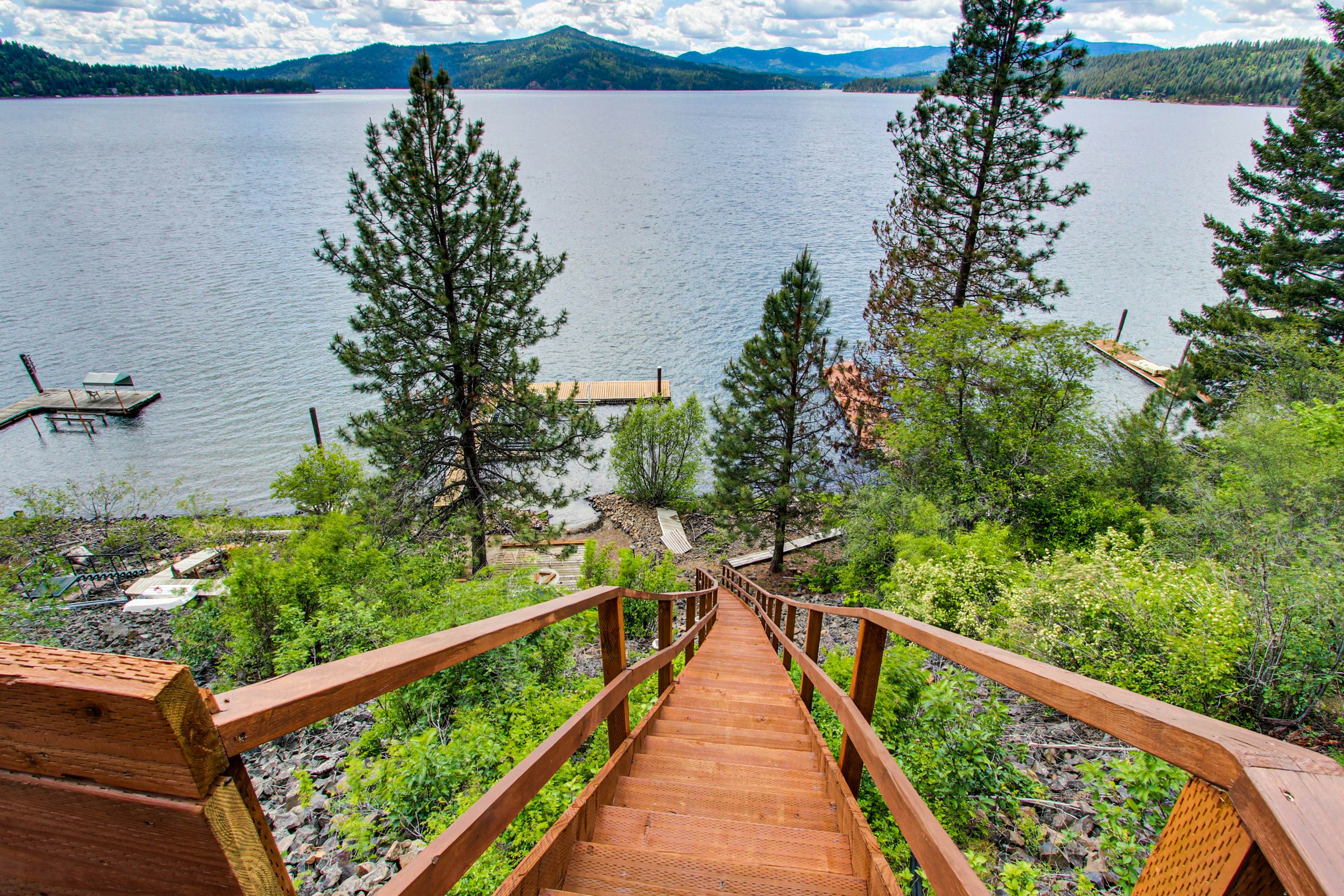 Scenic Lakefront Retreat