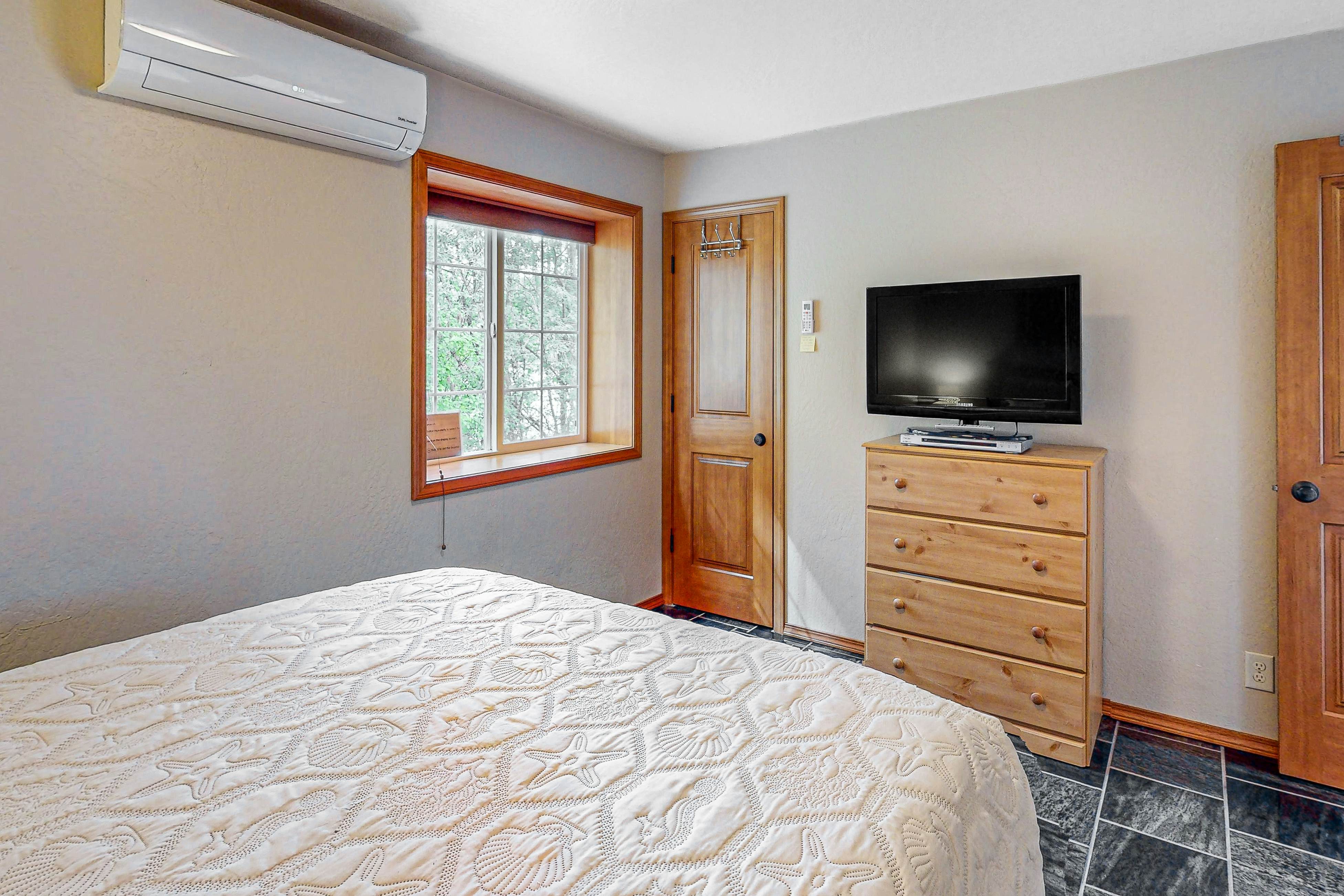 Lakefront Home With Firepit