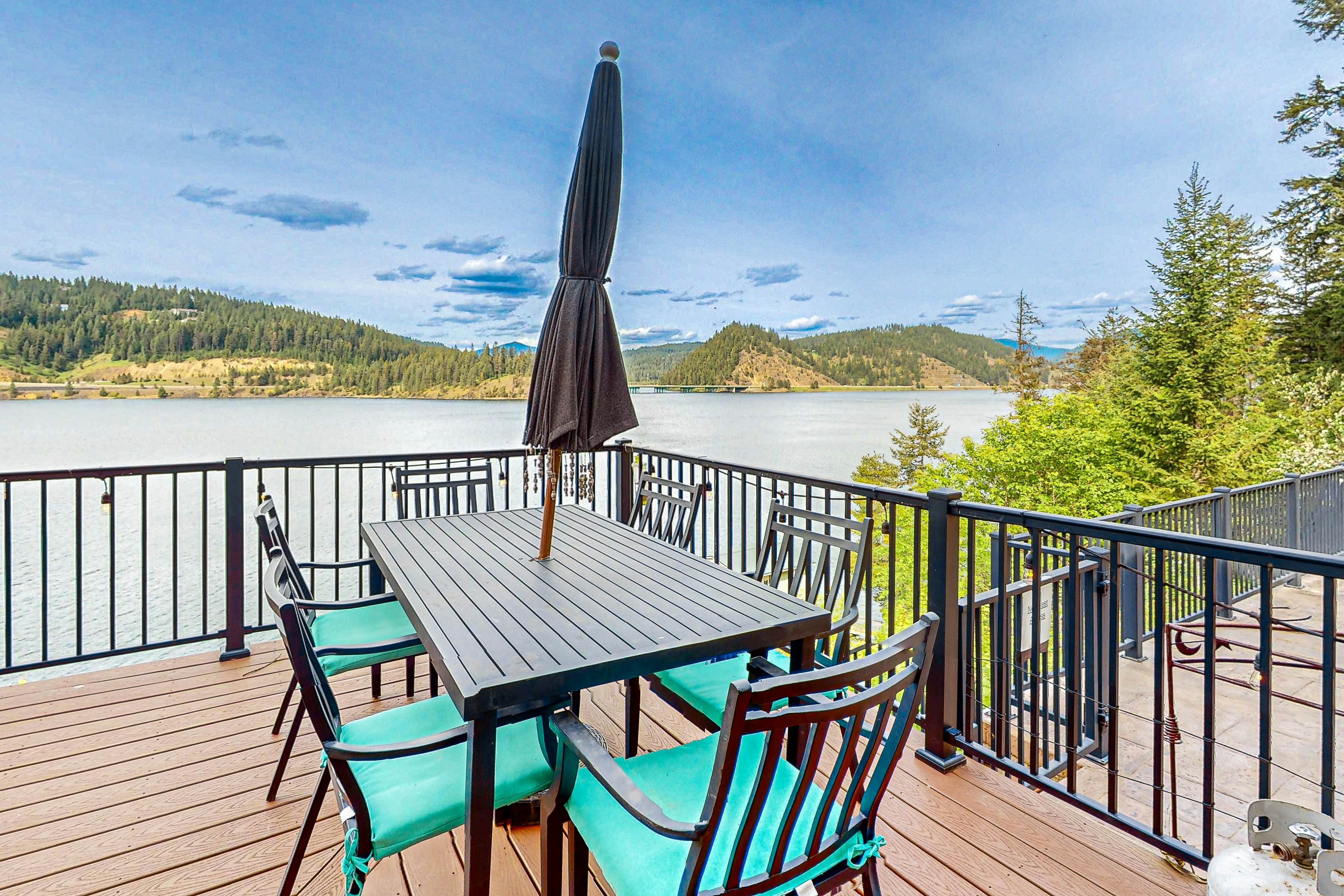 Lakefront Home With Firepit