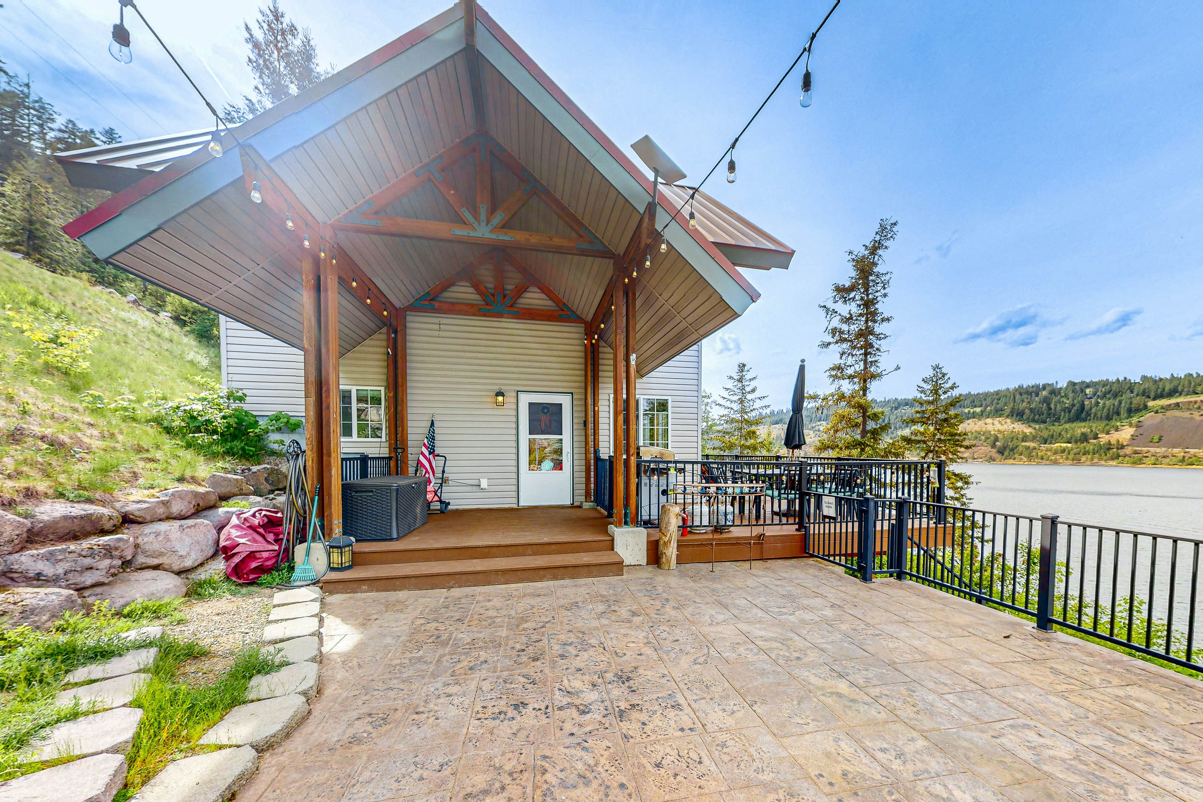 Lakefront Home With Firepit