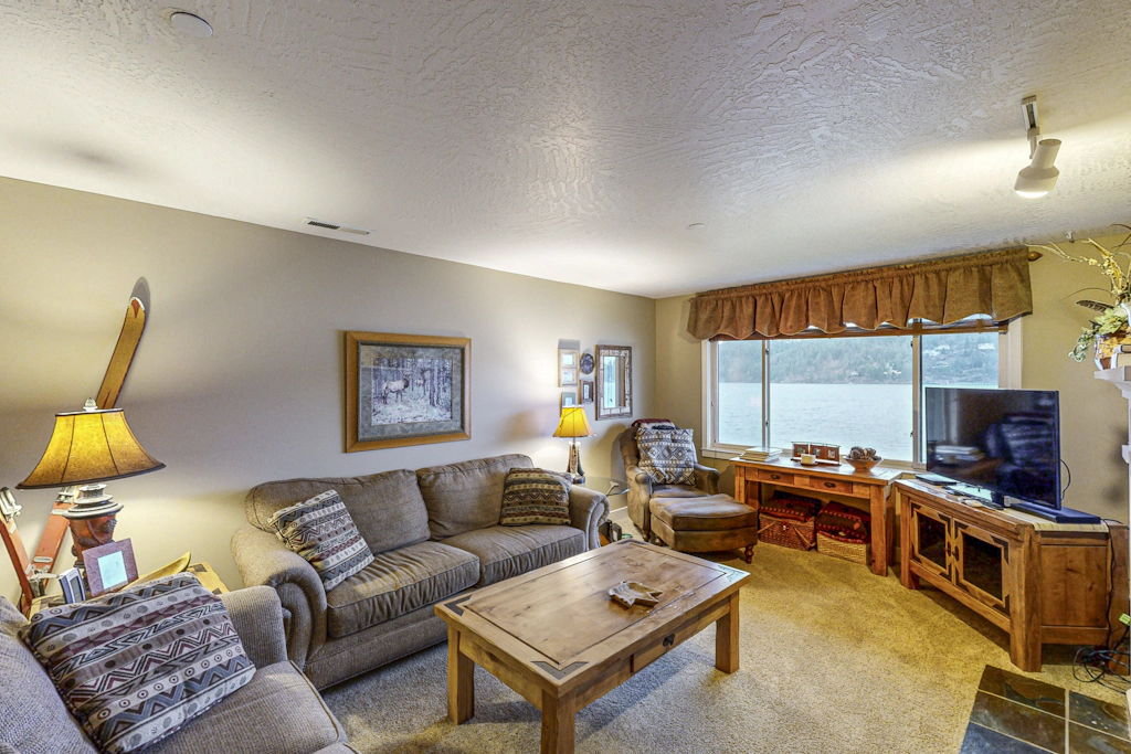 Arrow Point condo with lake views and balcony