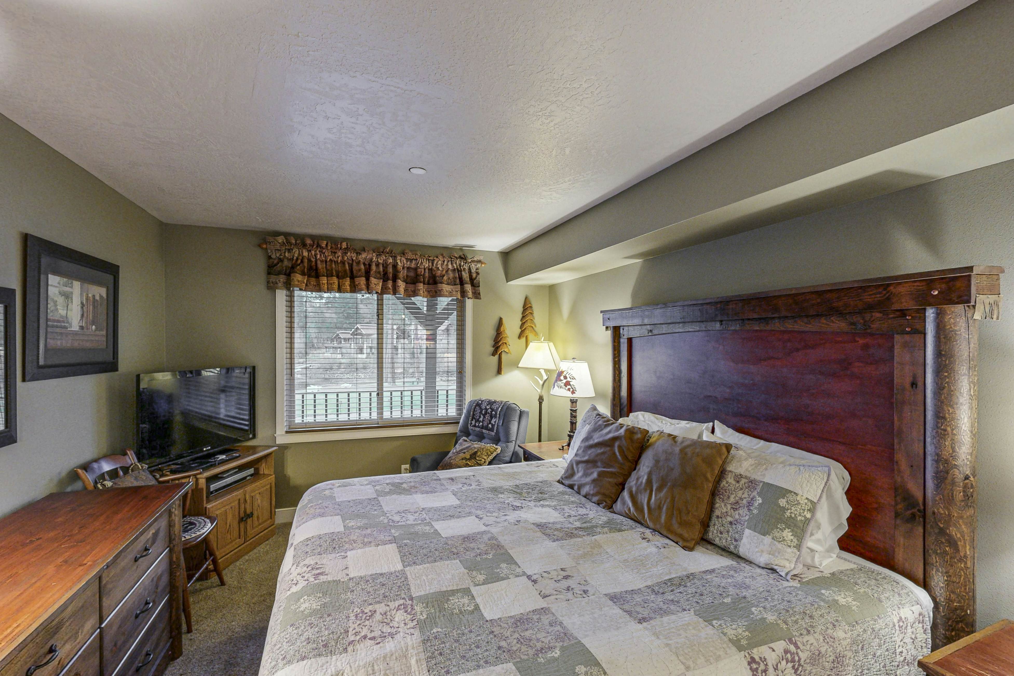 Lakefront Condo CDA Views