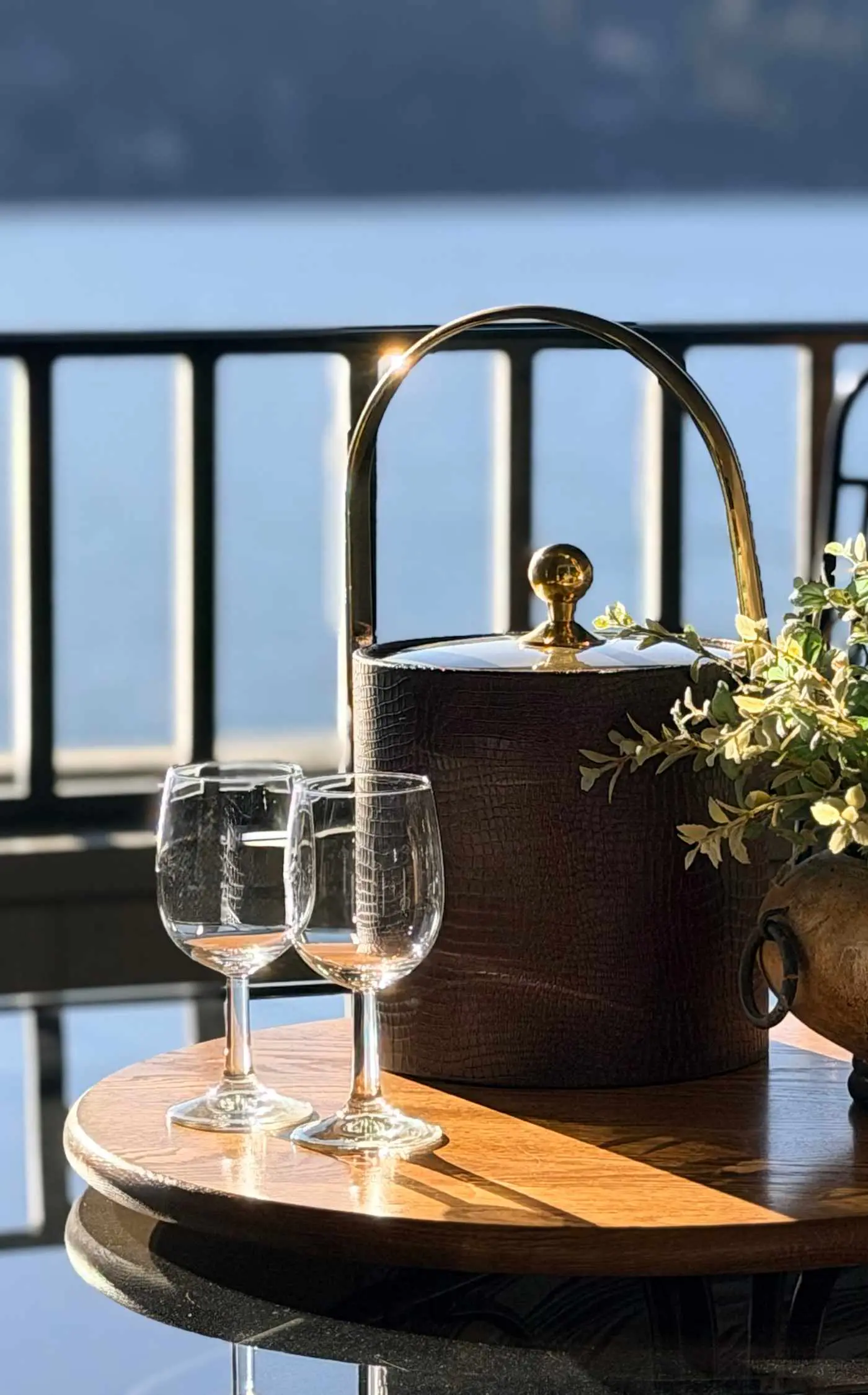 Lakefront Condo: Balcony, Views & Beach Access!