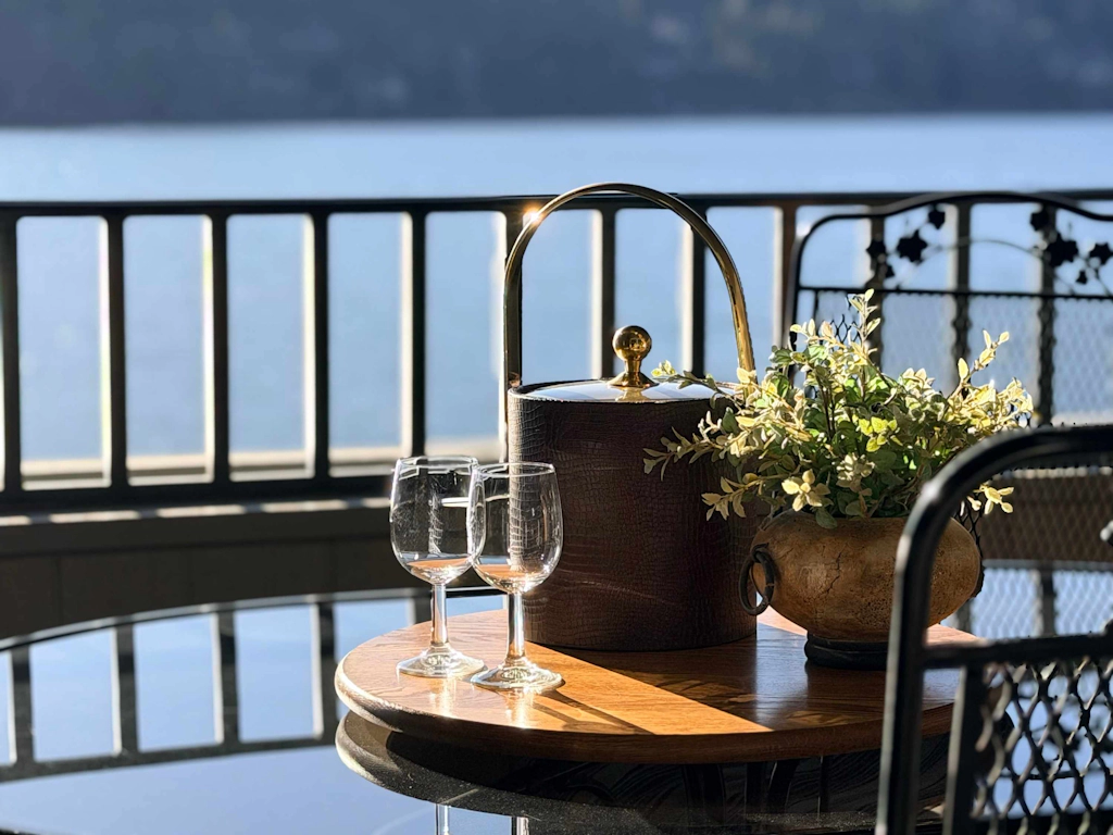 Lakefront Condo: Balcony, Views & Beach Access!