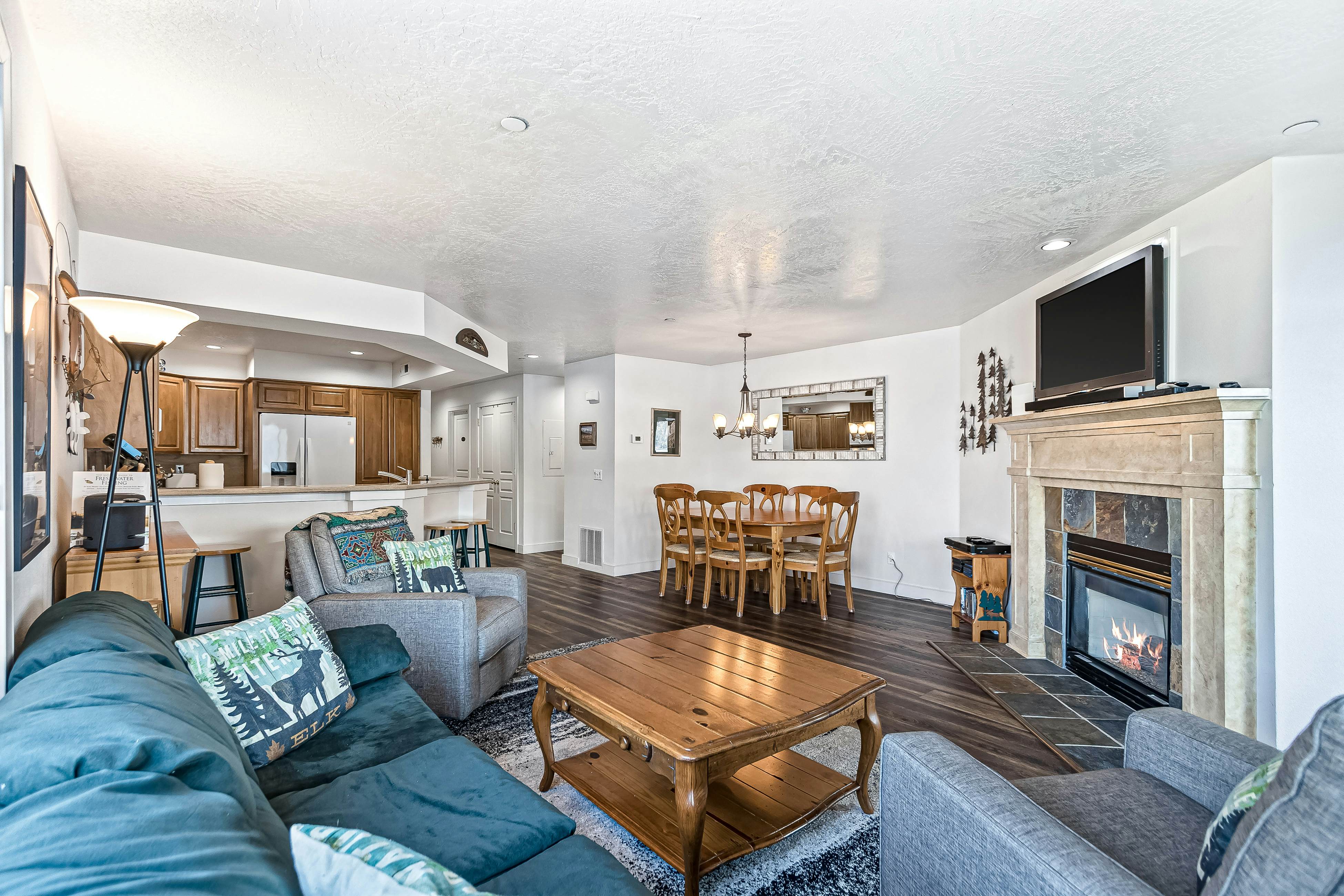 Lakefront Condo With Views