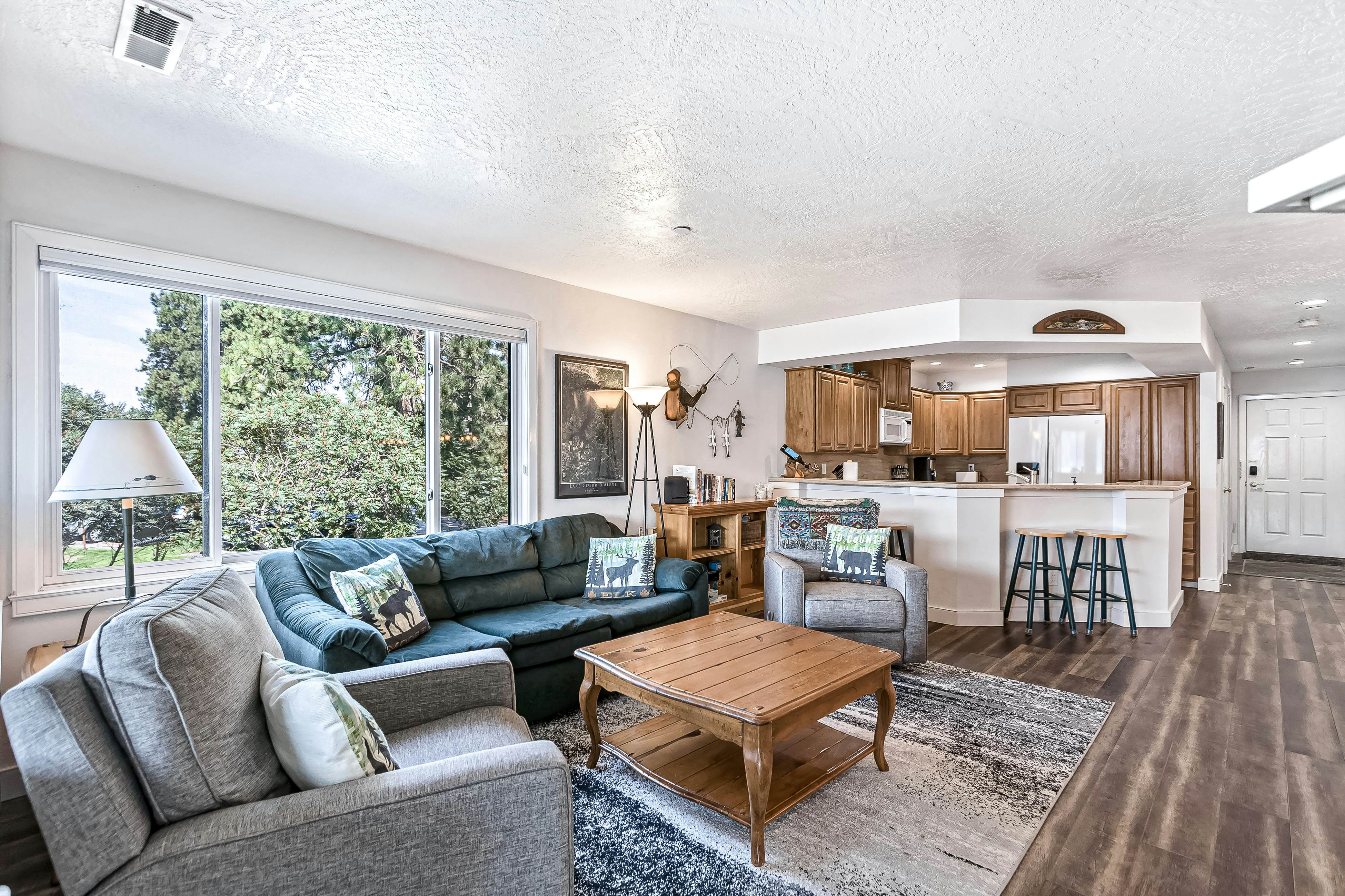 Lakefront Condo With Views