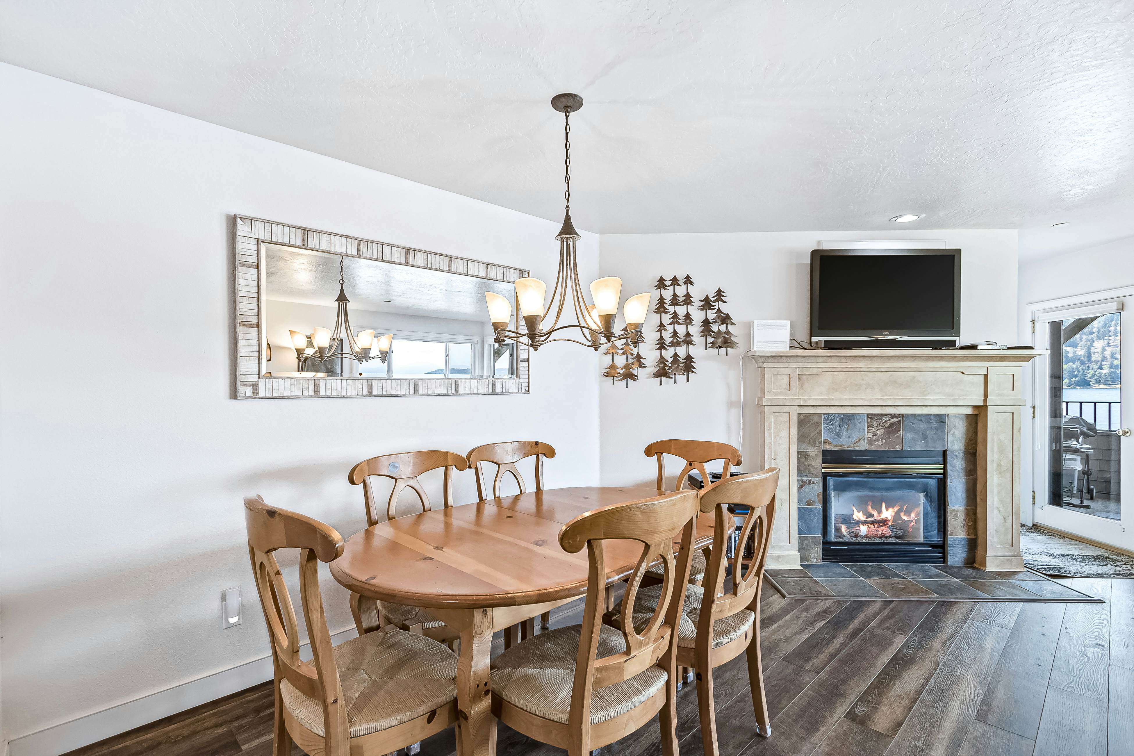 Lakefront Condo With Views