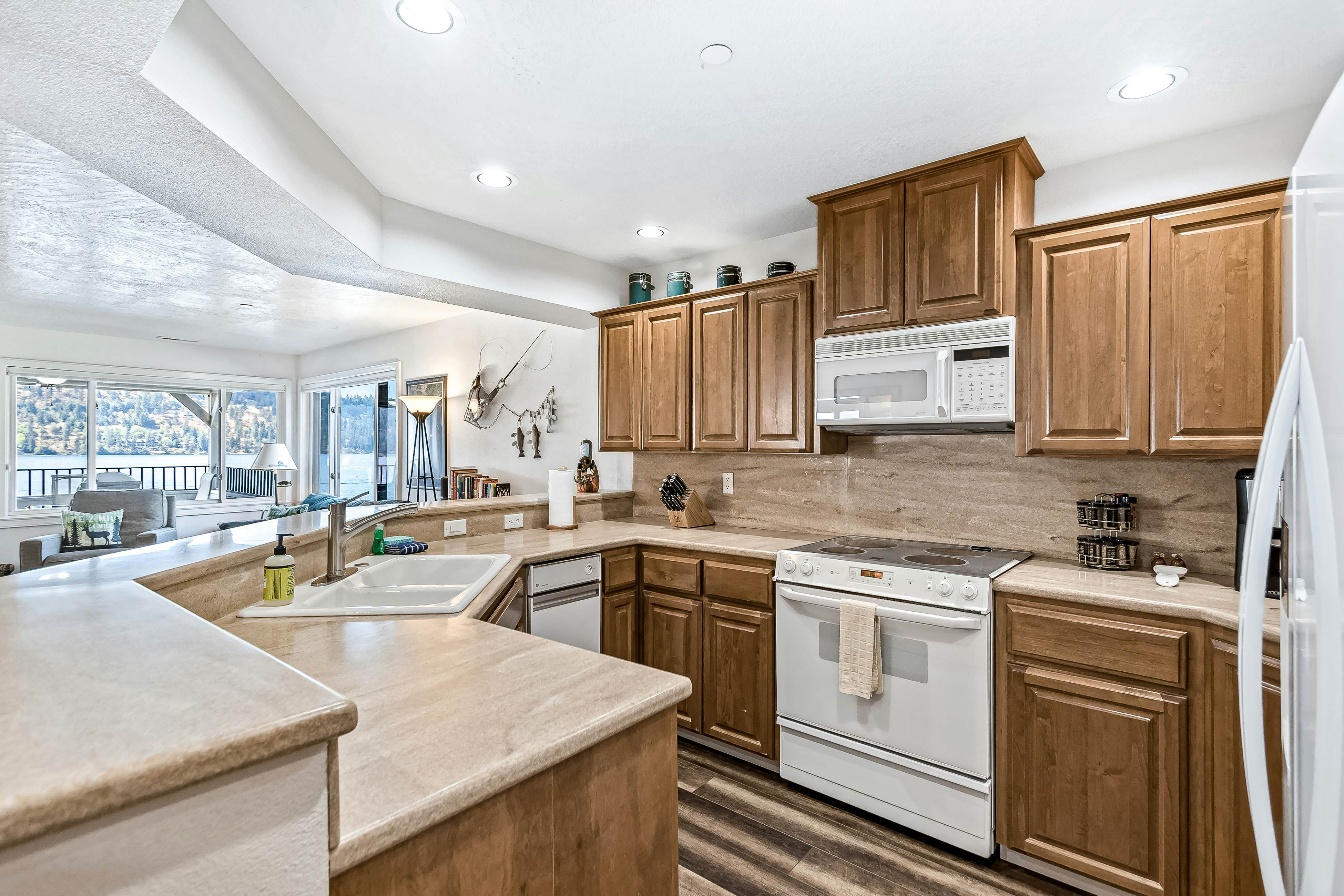 Lakefront Condo With Views