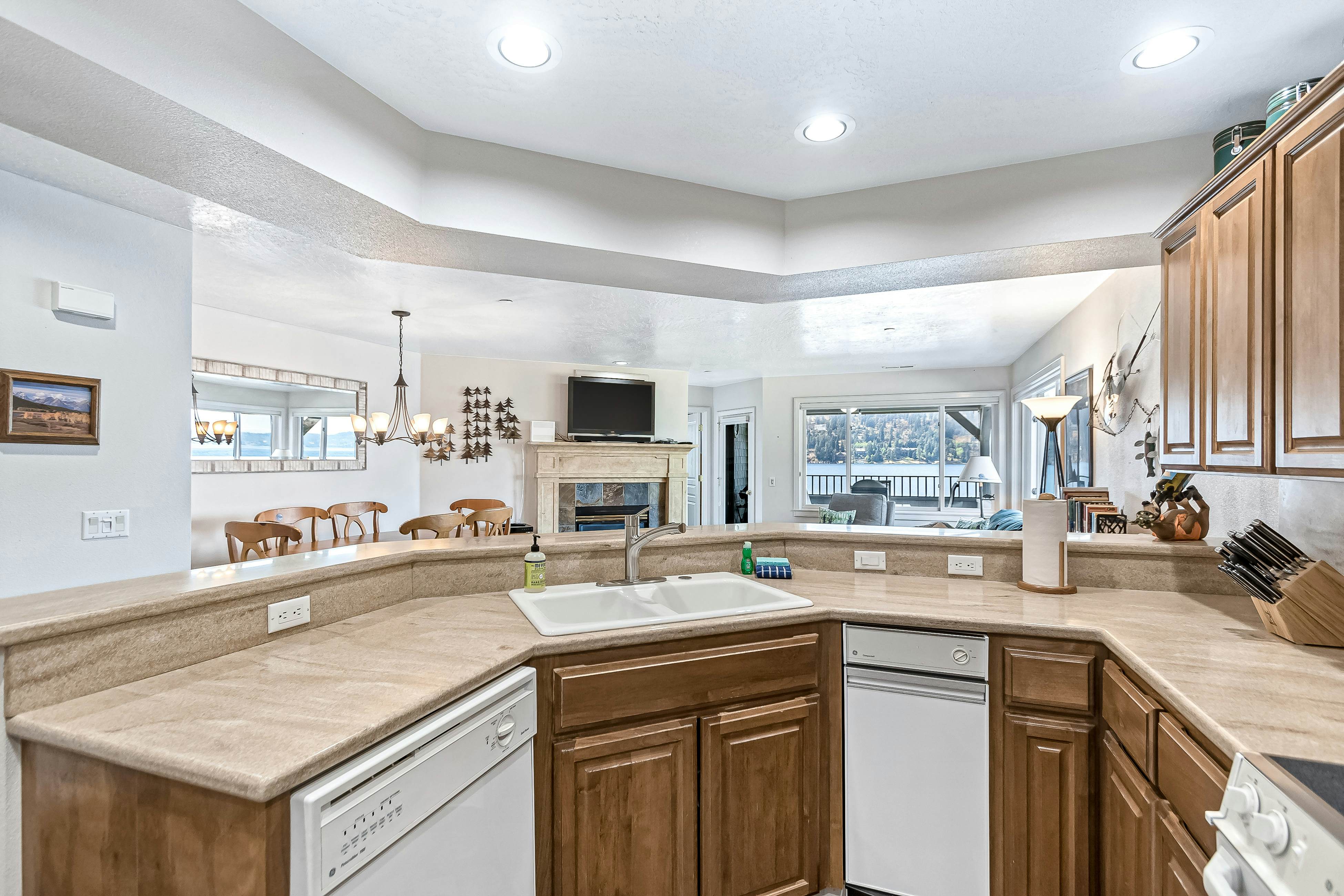 Lakefront Condo With Views