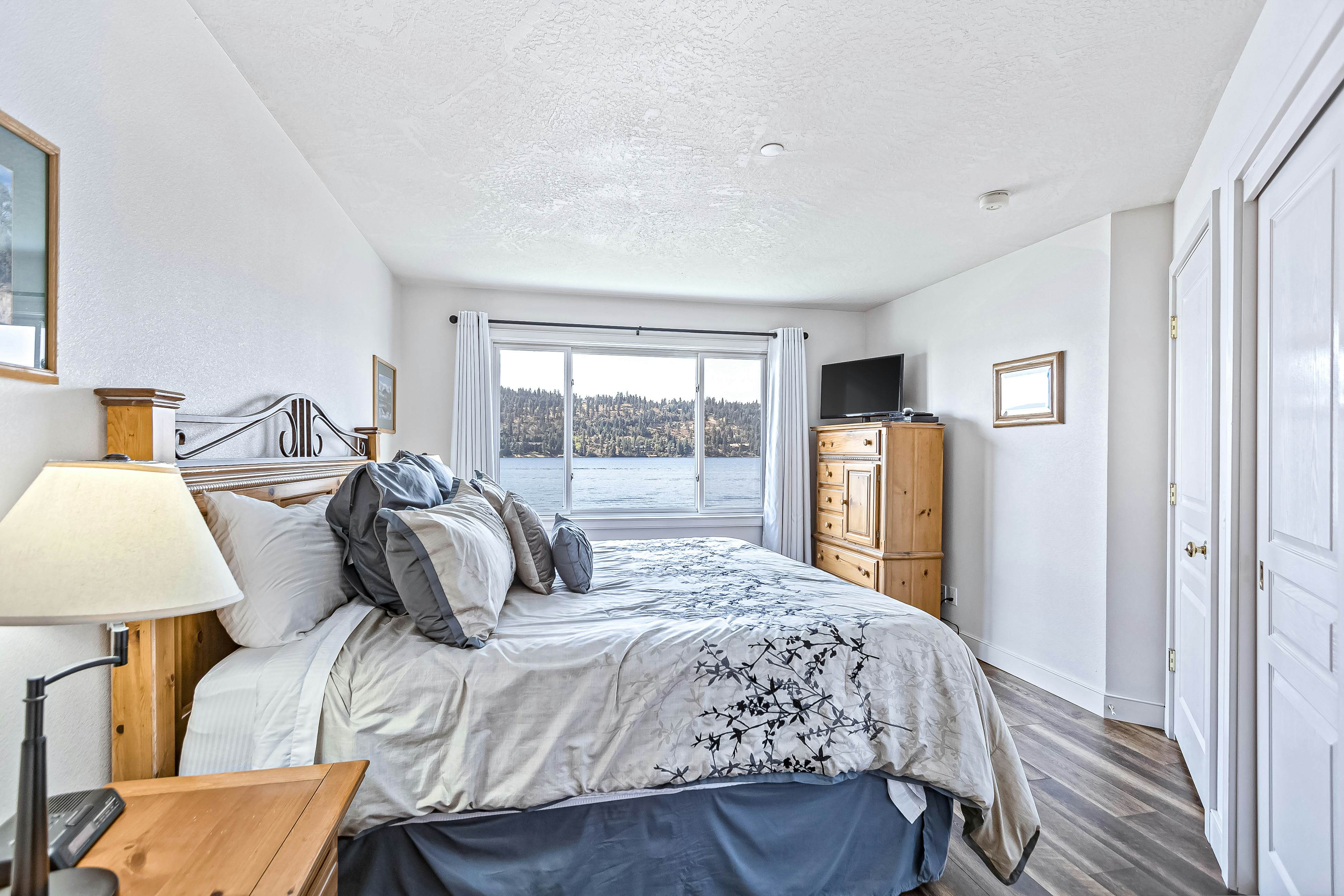 Lakefront Condo With Views