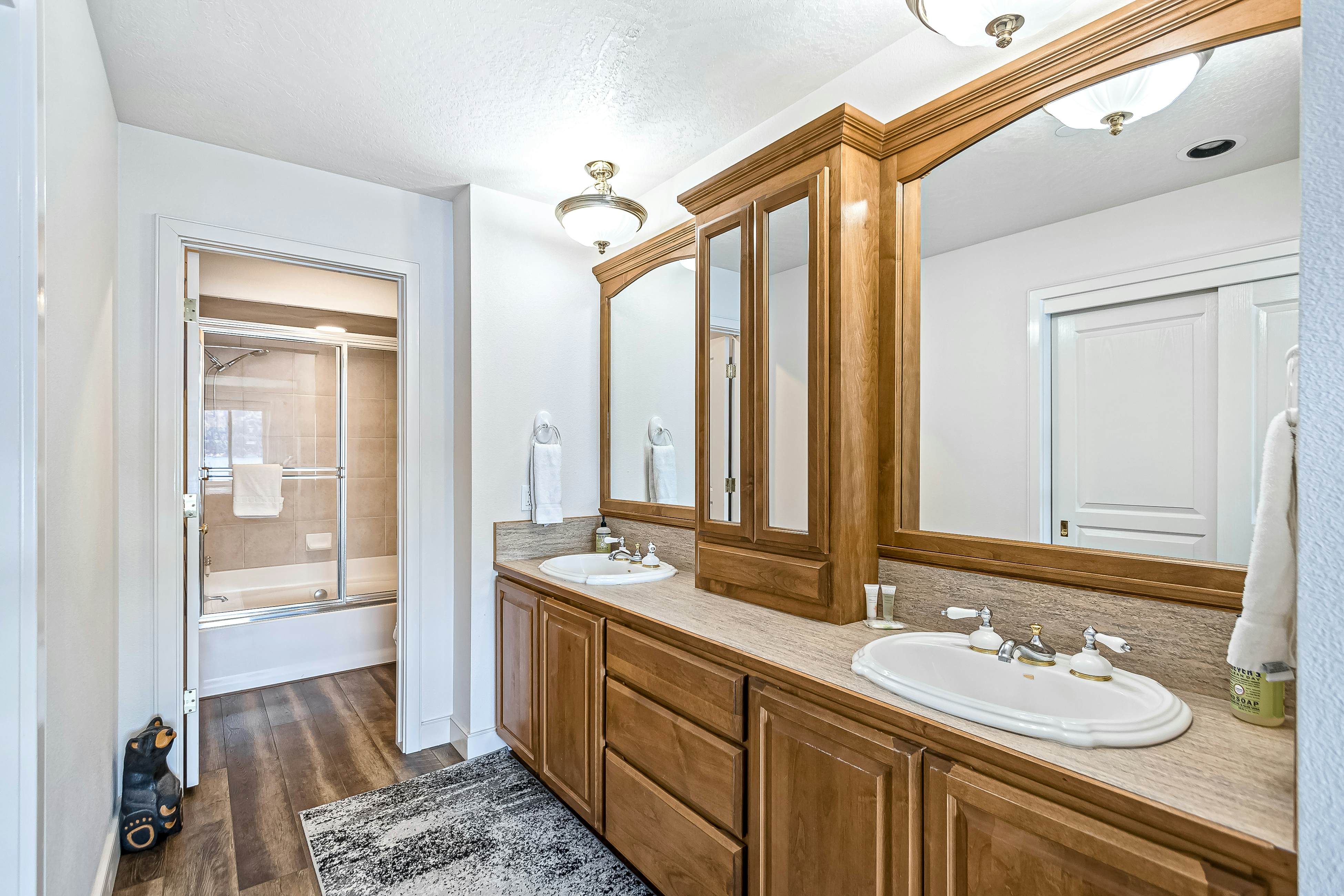 Lakefront Condo With Views