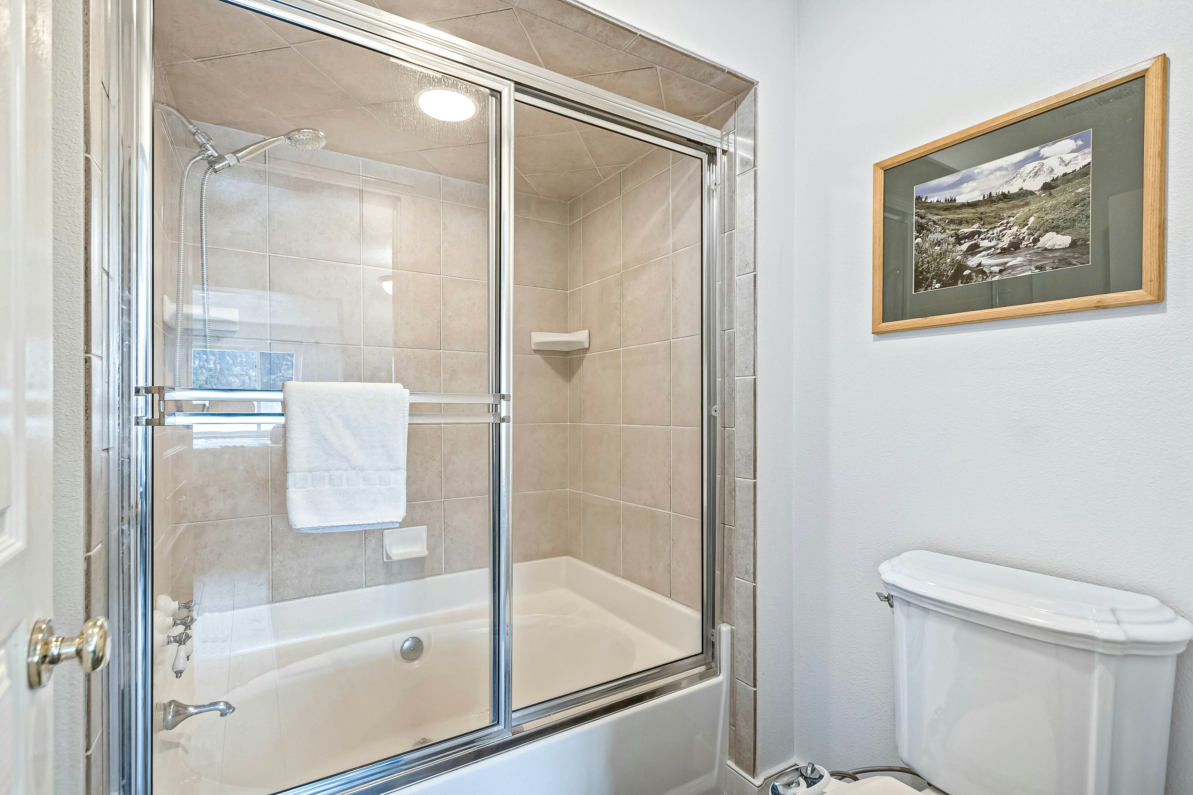 Lakefront Condo With Views