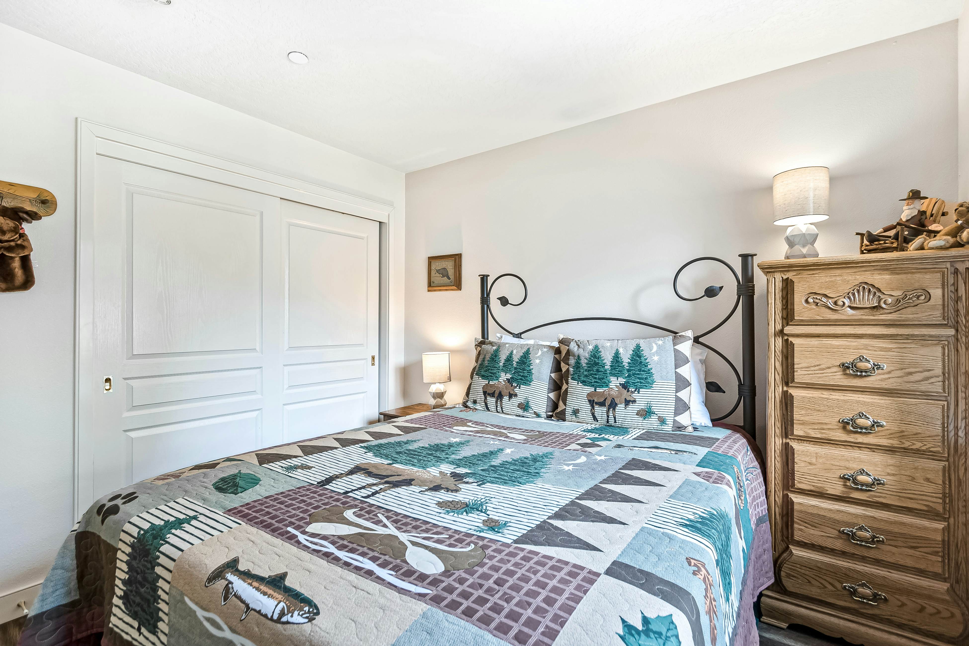 Lakefront Condo With Views