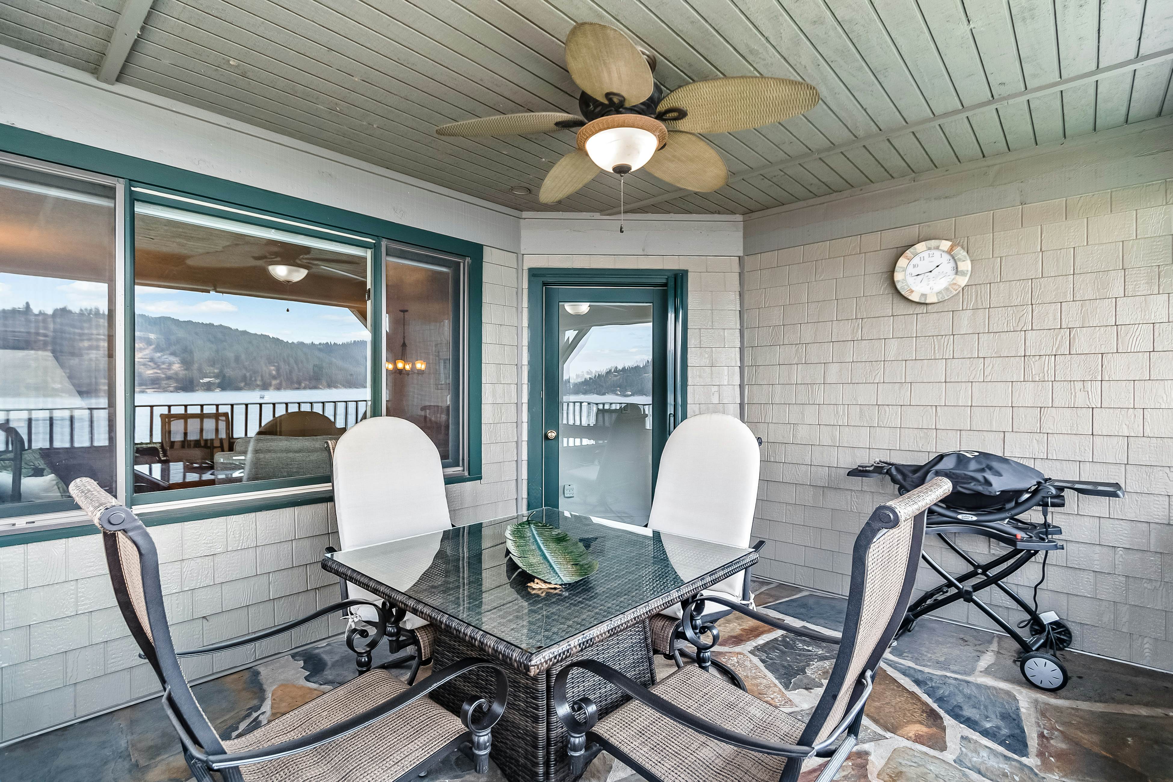 Lakefront Condo With Views