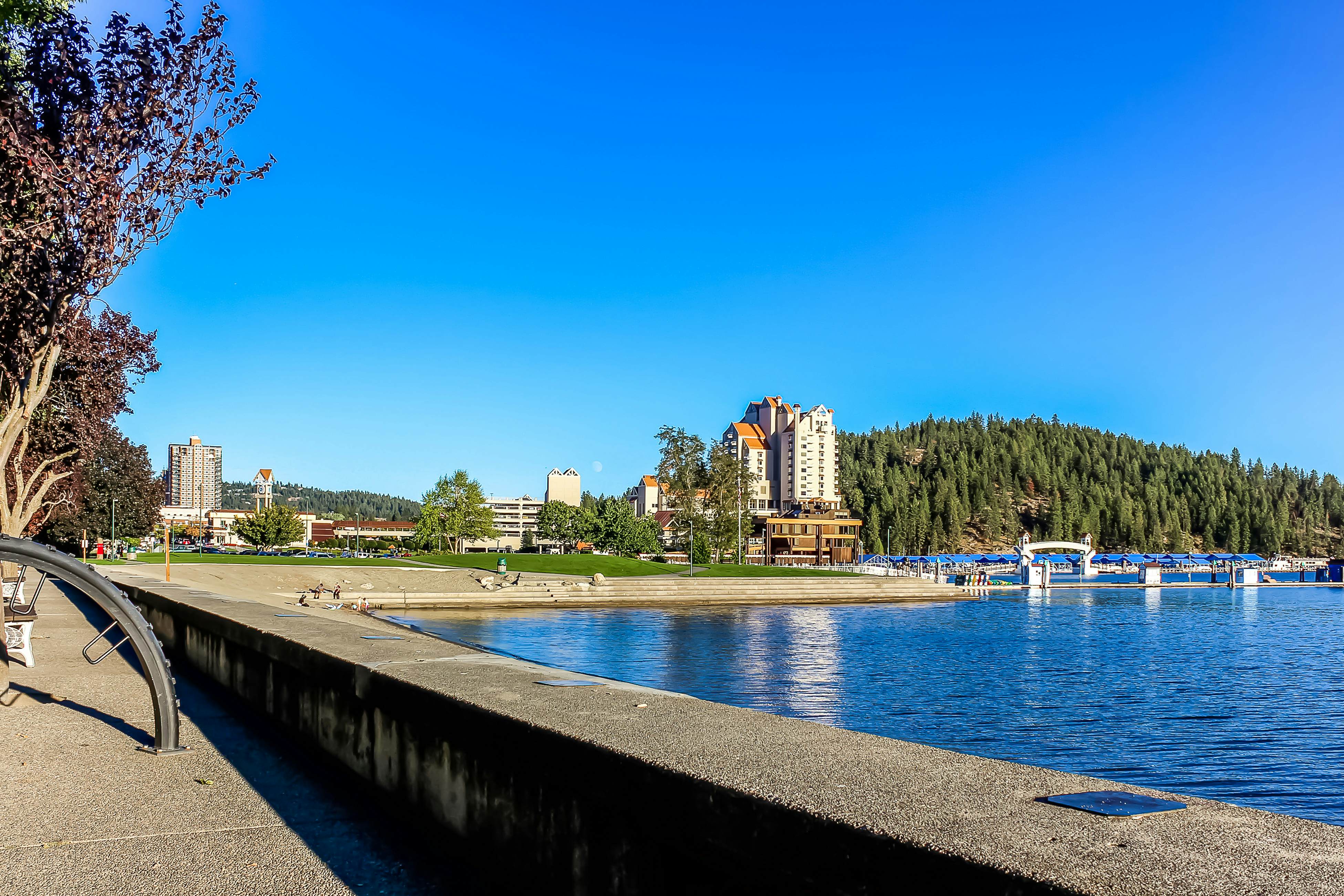 Lakefront Condo With Views