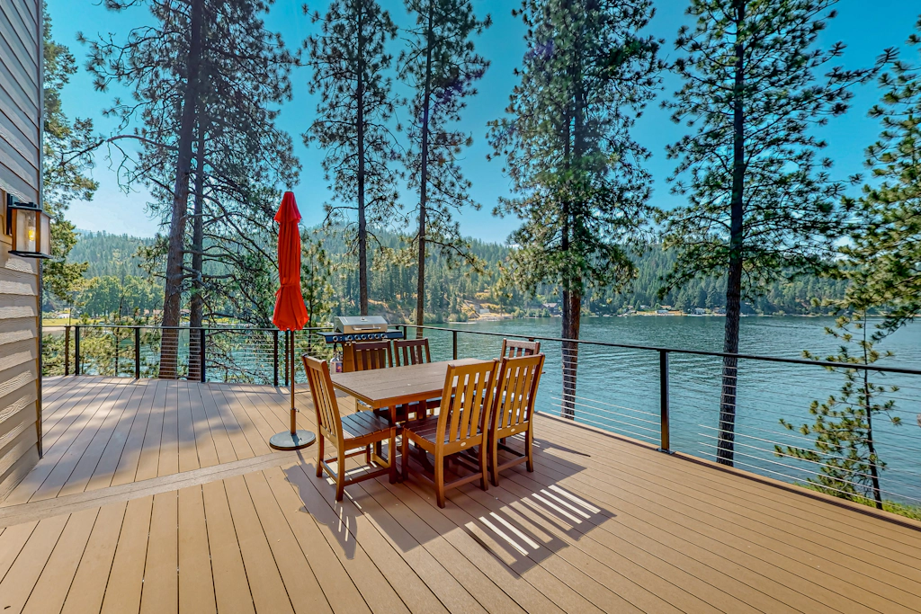 Quiet, private setting w/large deck & sunset views