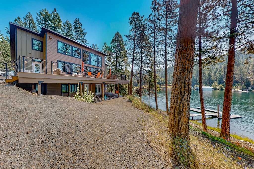 Lake House: 3BR, Boat Slip & Sunset Deck
