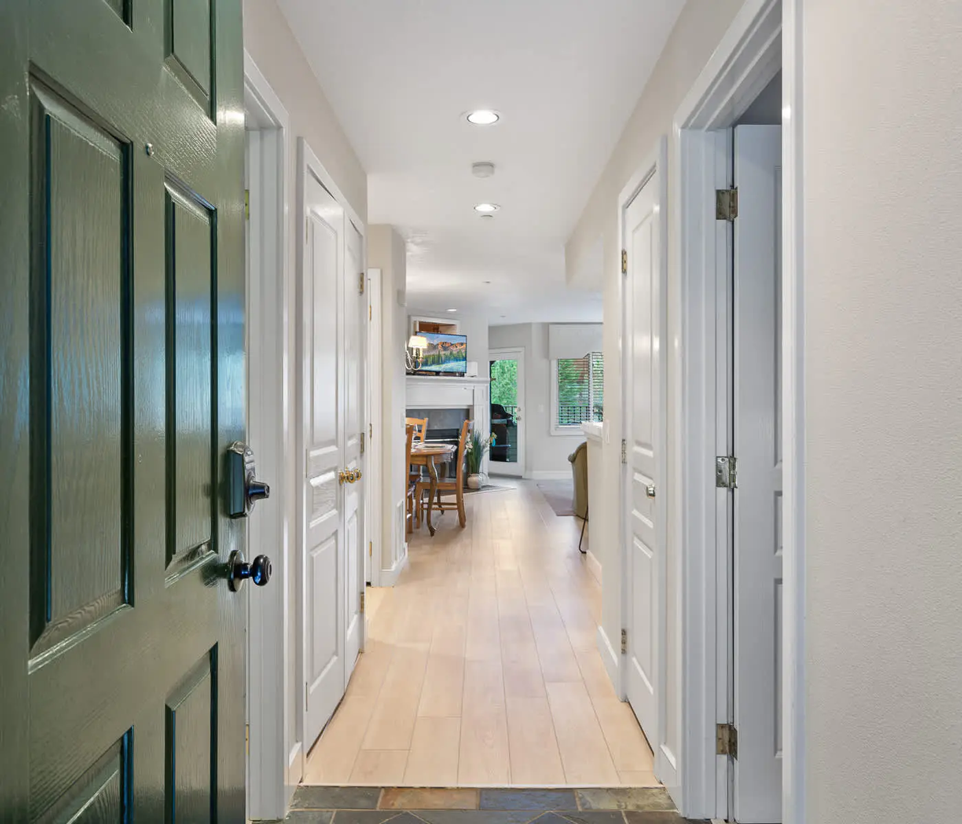 Lakefront Condo: Balcony, Views & Beach Access!