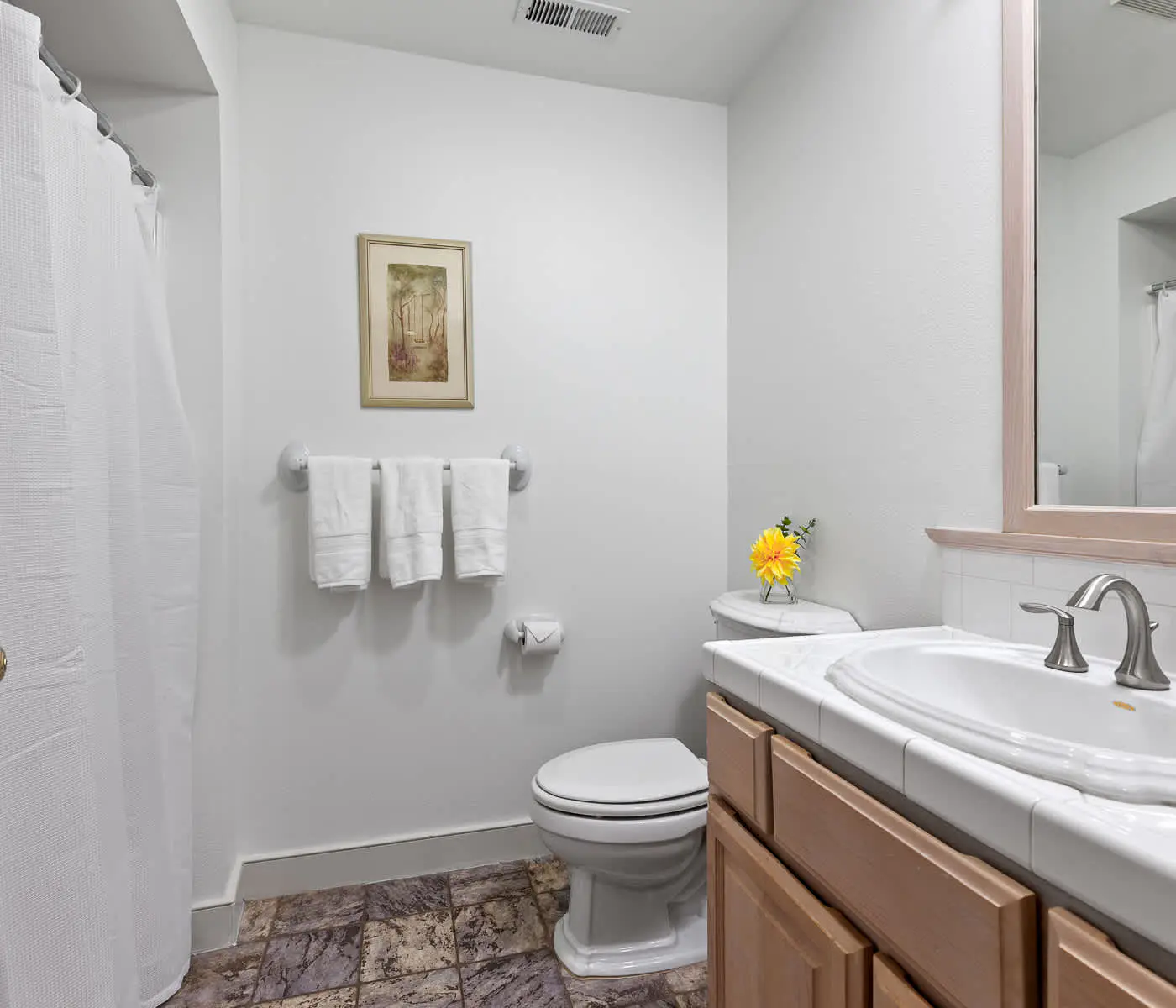 Lakefront Condo: Balcony, Views & Beach Access!