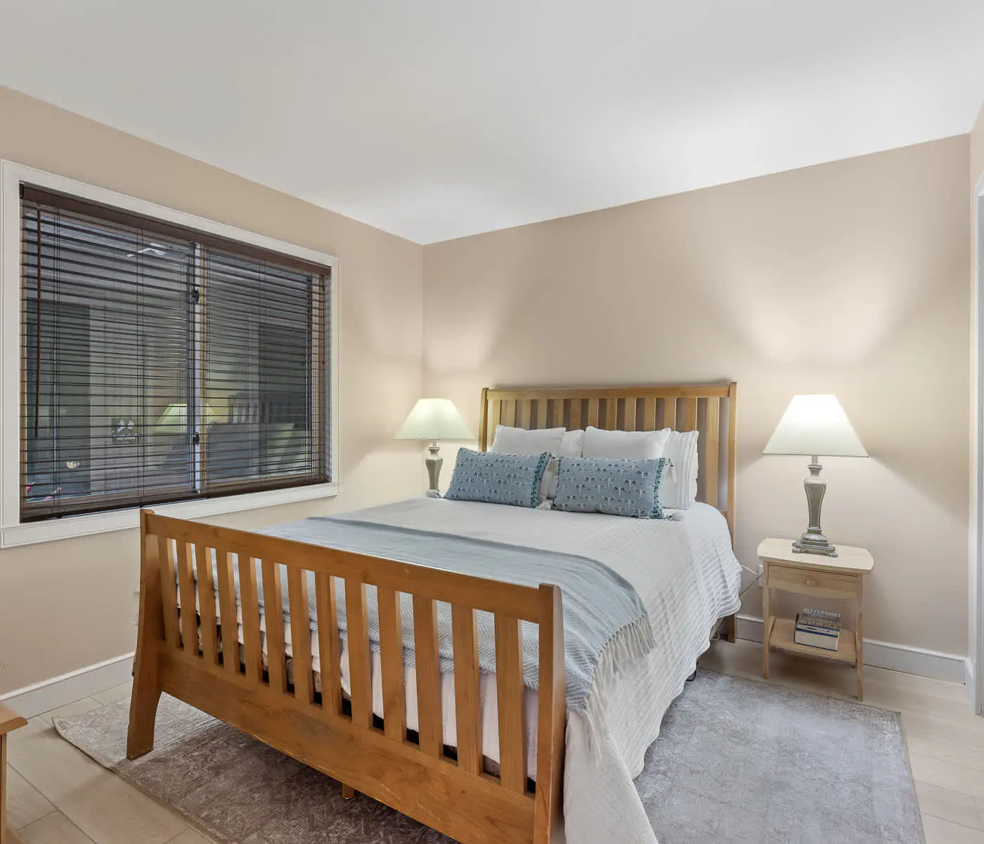 Lakefront Condo: Balcony, Views & Beach Access!