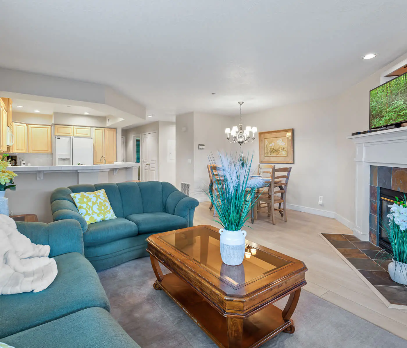 Lakefront Condo: Balcony, Views & Beach Access!