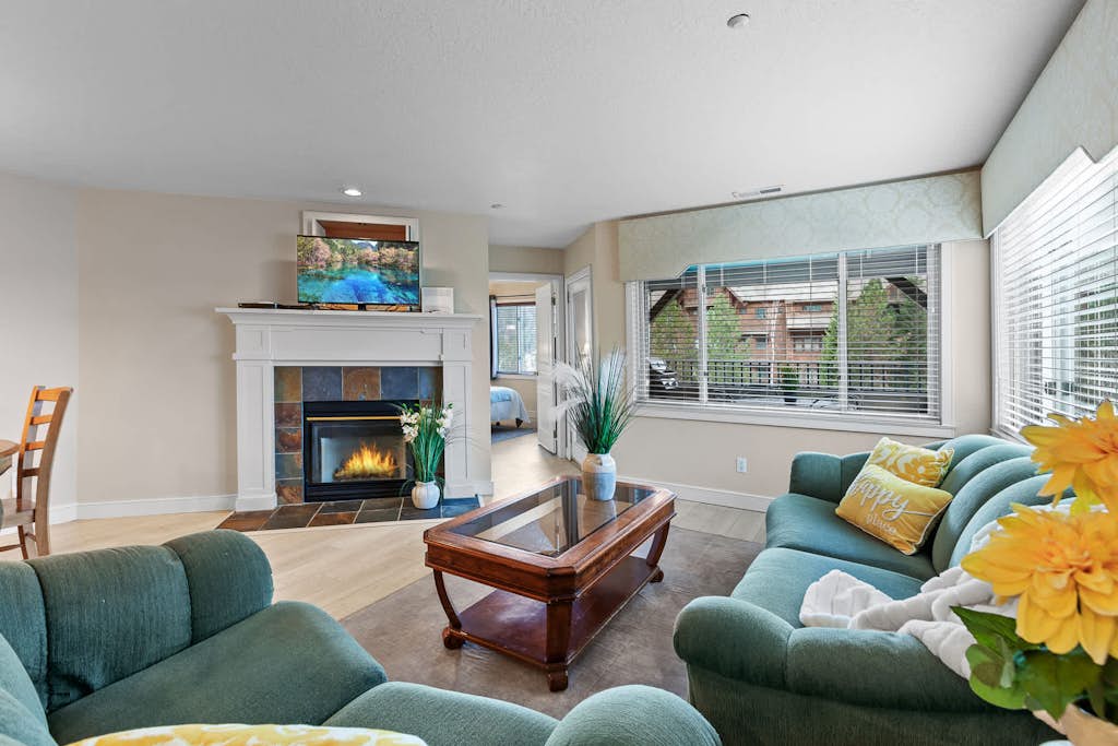 3BR Lakefront Condo: Beach, Pool & Lake Views