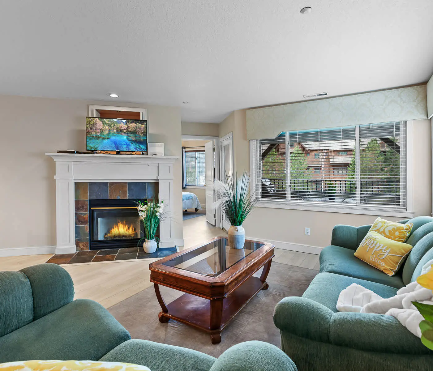 Lakefront Condo: Balcony, Views & Beach Access!
