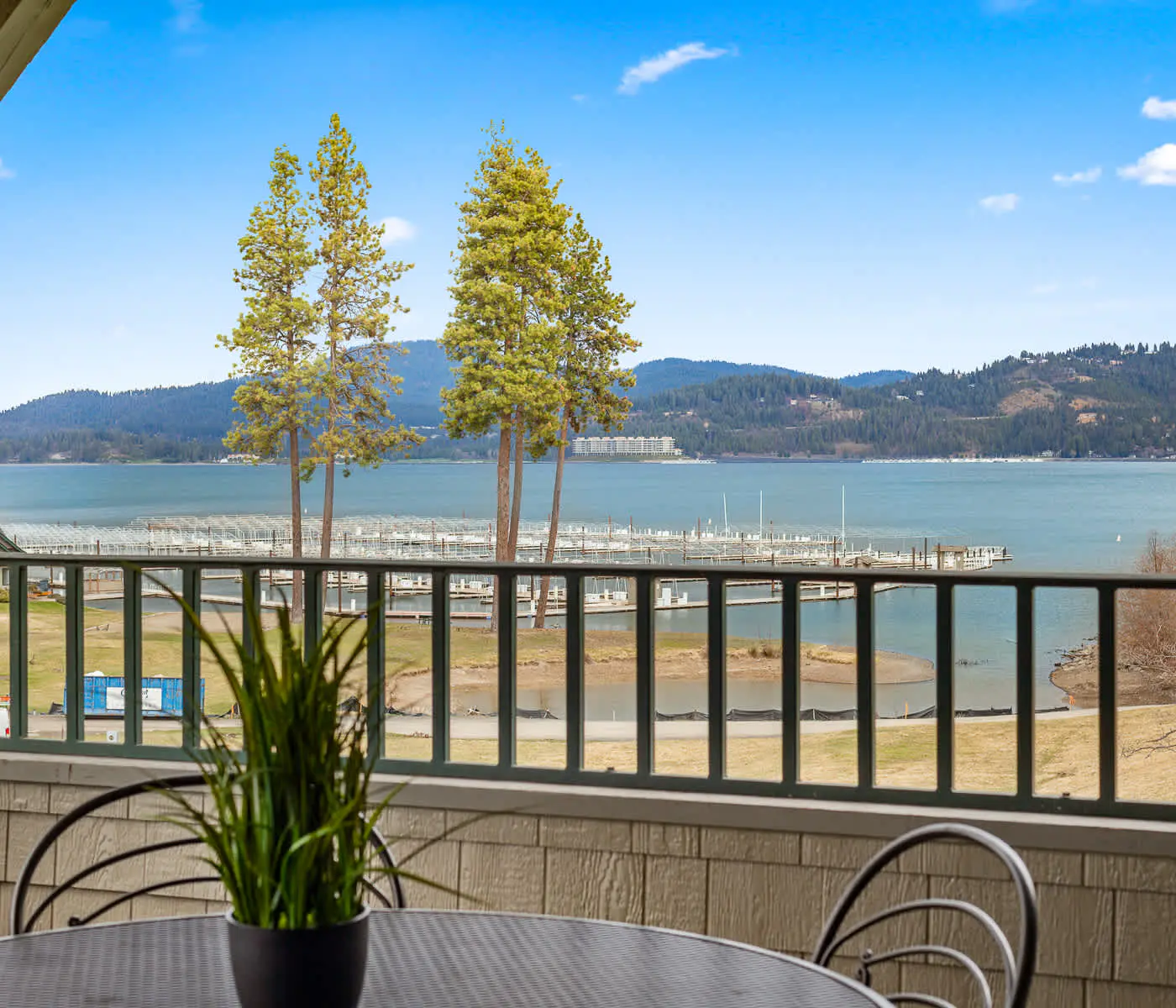 Lakefront Condo: Balcony, Views & Beach Access!